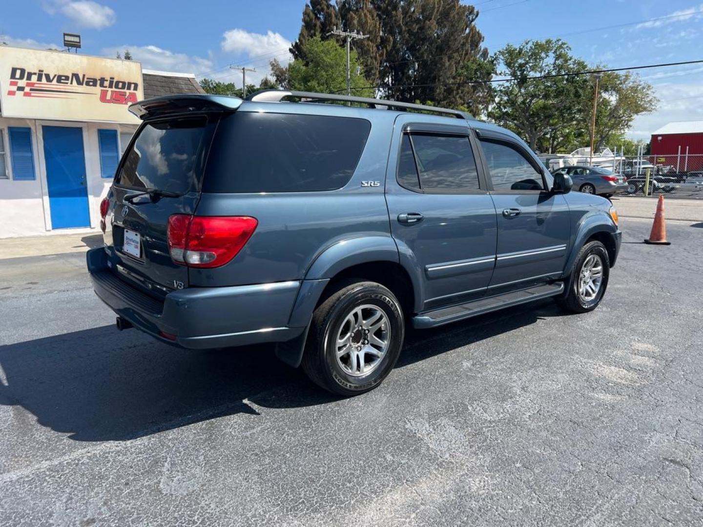 2007 GRAY TOYOTA SEQUOIA SR5 (5TDZT34AX7S) with an 4.7L engine, Automatic transmission, located at 2929 9th St. West, Bradenton, 34205, (941) 242-2810, 27.473591, -82.570679 - Photo#7