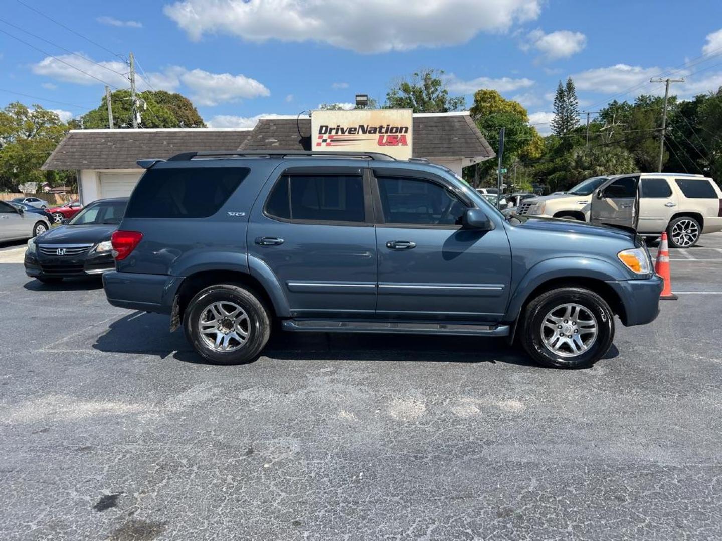 2007 GRAY TOYOTA SEQUOIA SR5 (5TDZT34AX7S) with an 4.7L engine, Automatic transmission, located at 2929 9th St. West, Bradenton, 34205, (941) 242-2810, 27.473591, -82.570679 - Photo#8