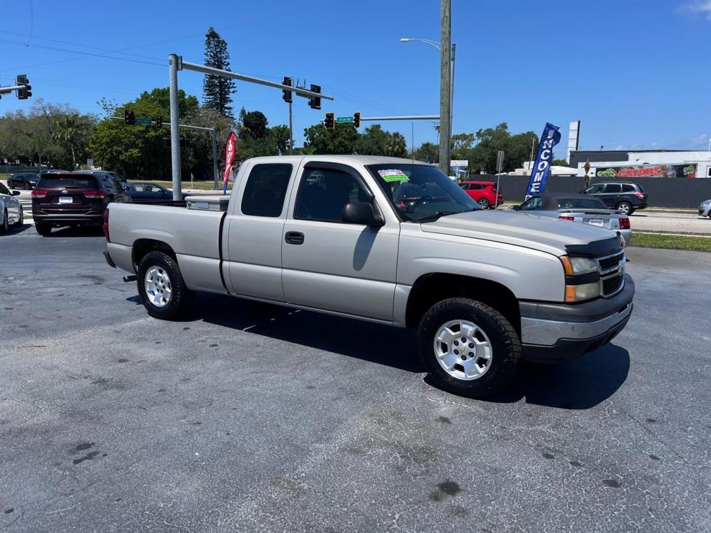 2007 SILVER CHEVROLET SILVERADO 1500 CLASSIC (1GCEC19X17Z) with an 4.3L engine, Automatic transmission, located at 2929 9th St. West, Bradenton, 34205, (941) 242-2810, 27.473591, -82.570679 - Photo#0