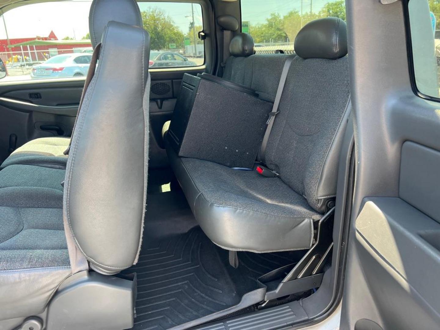 2007 SILVER CHEVROLET SILVERADO 1500 CLASSIC (1GCEC19X17Z) with an 4.3L engine, Automatic transmission, located at 2929 9th St. West, Bradenton, 34205, (941) 242-2810, 27.473591, -82.570679 - Photo#11