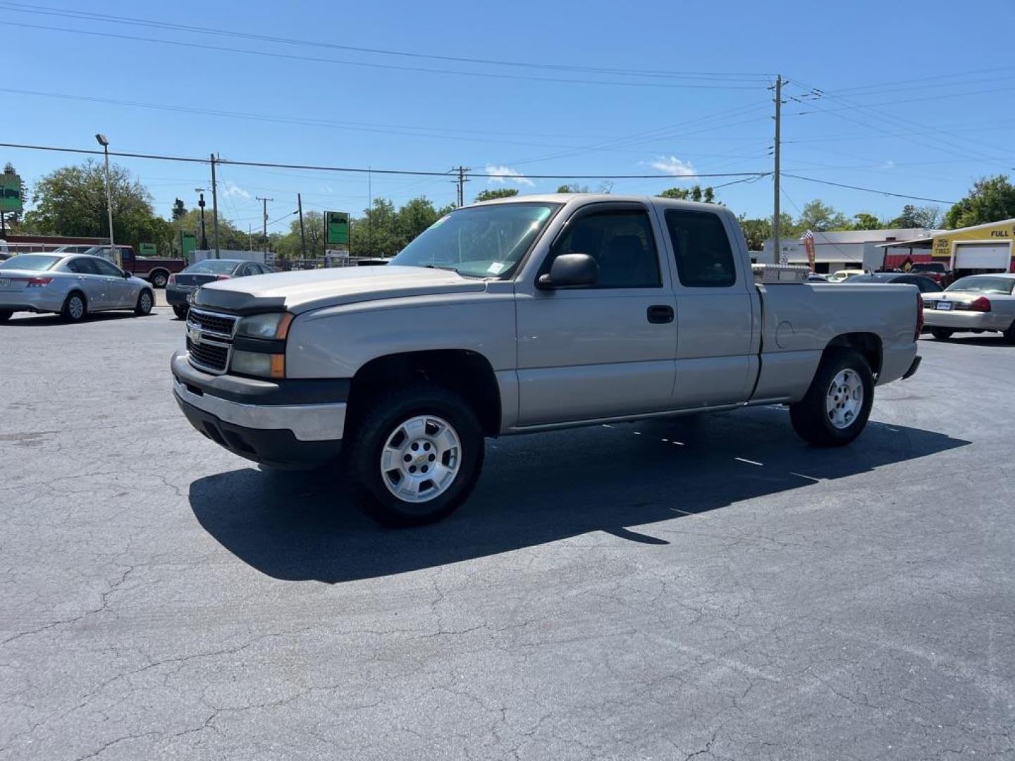 2007 SILVER CHEVROLET SILVERADO 1500 CLASSIC (1GCEC19X17Z) with an 4.3L engine, Automatic transmission, located at 2929 9th St. West, Bradenton, 34205, (941) 242-2810, 27.473591, -82.570679 - Photo#2