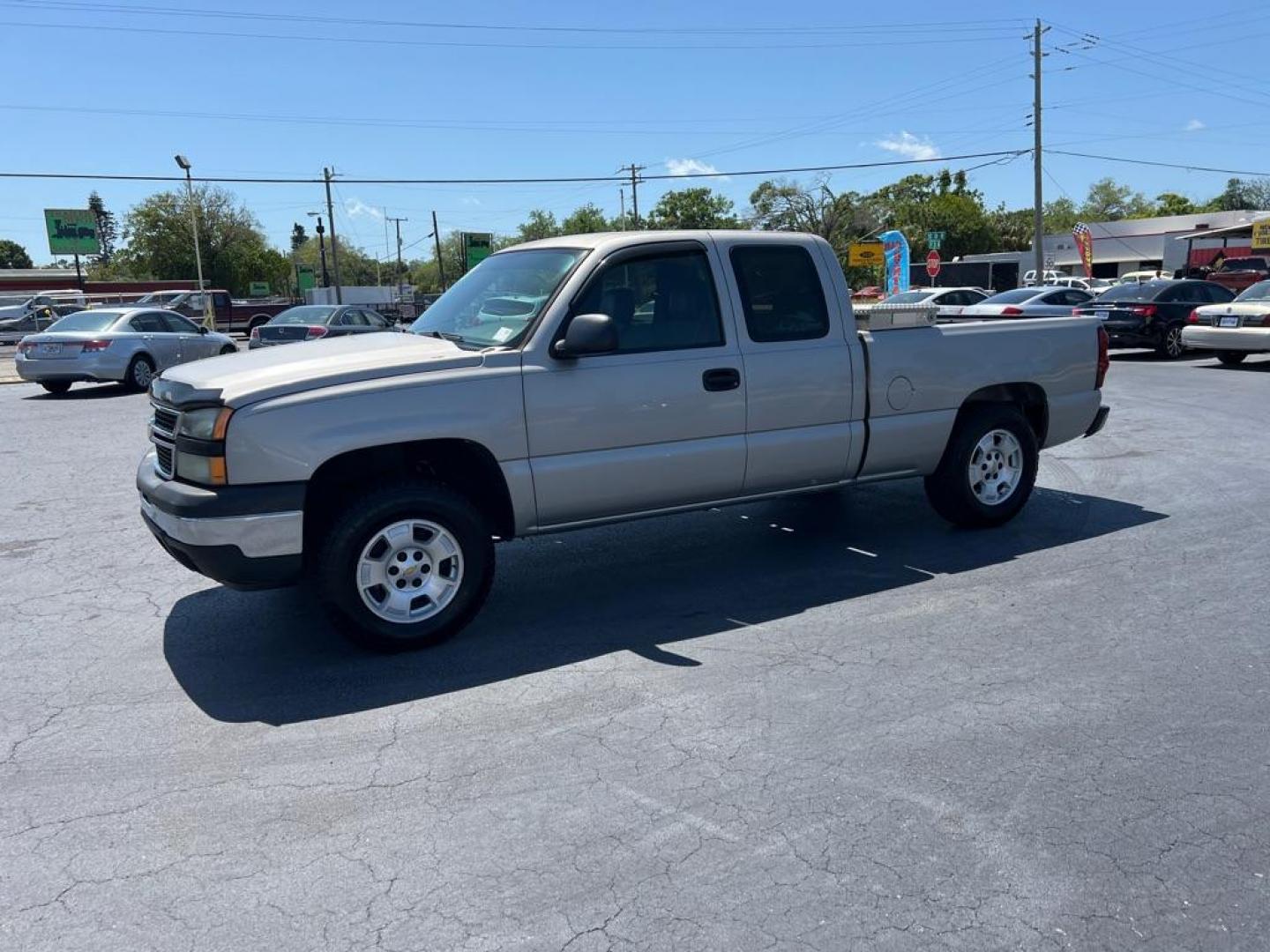 2007 SILVER CHEVROLET SILVERADO 1500 CLASSIC (1GCEC19X17Z) with an 4.3L engine, Automatic transmission, located at 2929 9th St. West, Bradenton, 34205, (941) 242-2810, 27.473591, -82.570679 - Photo#3