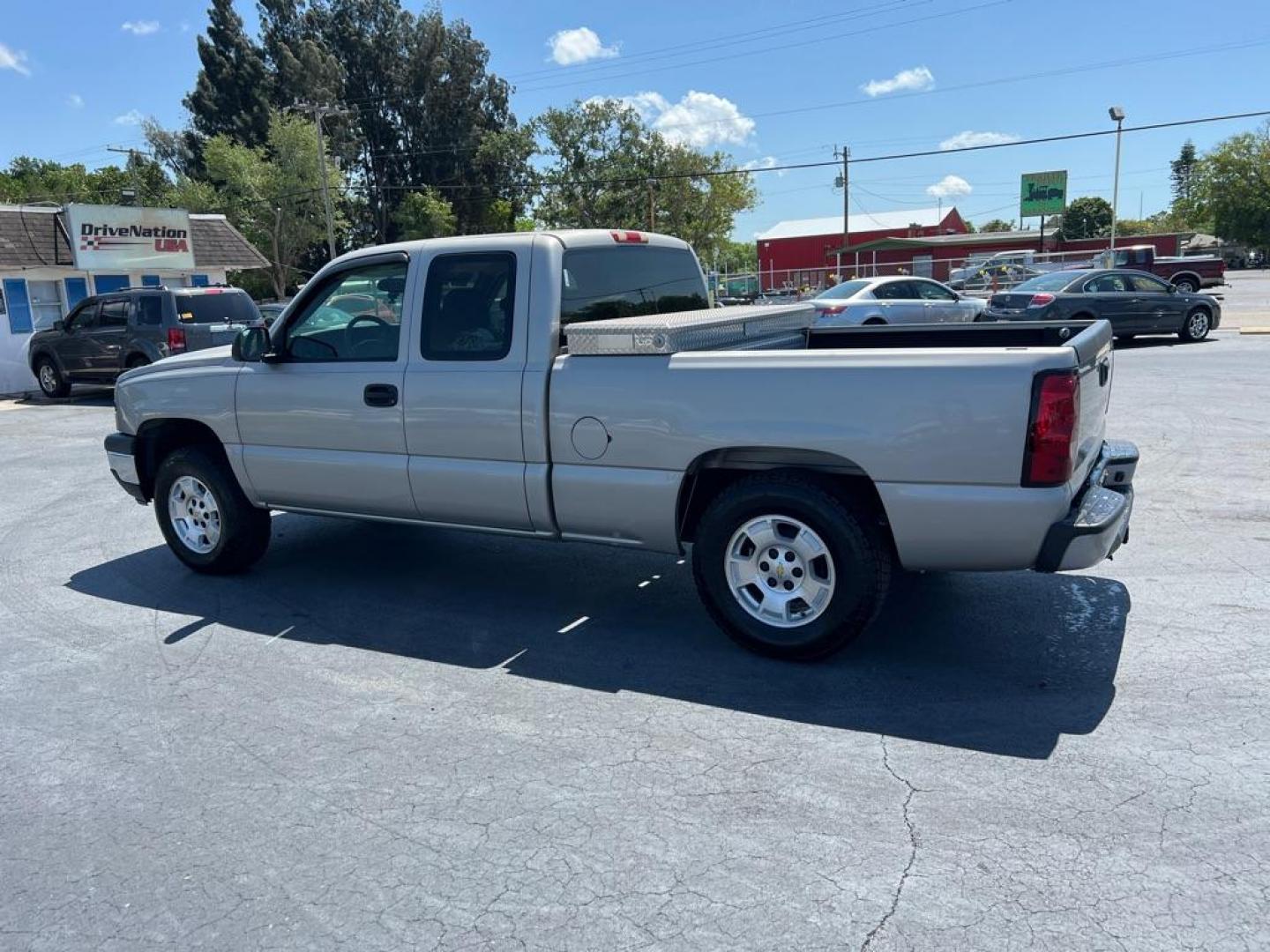 2007 SILVER CHEVROLET SILVERADO 1500 CLASSIC (1GCEC19X17Z) with an 4.3L engine, Automatic transmission, located at 2929 9th St. West, Bradenton, 34205, (941) 242-2810, 27.473591, -82.570679 - Photo#4