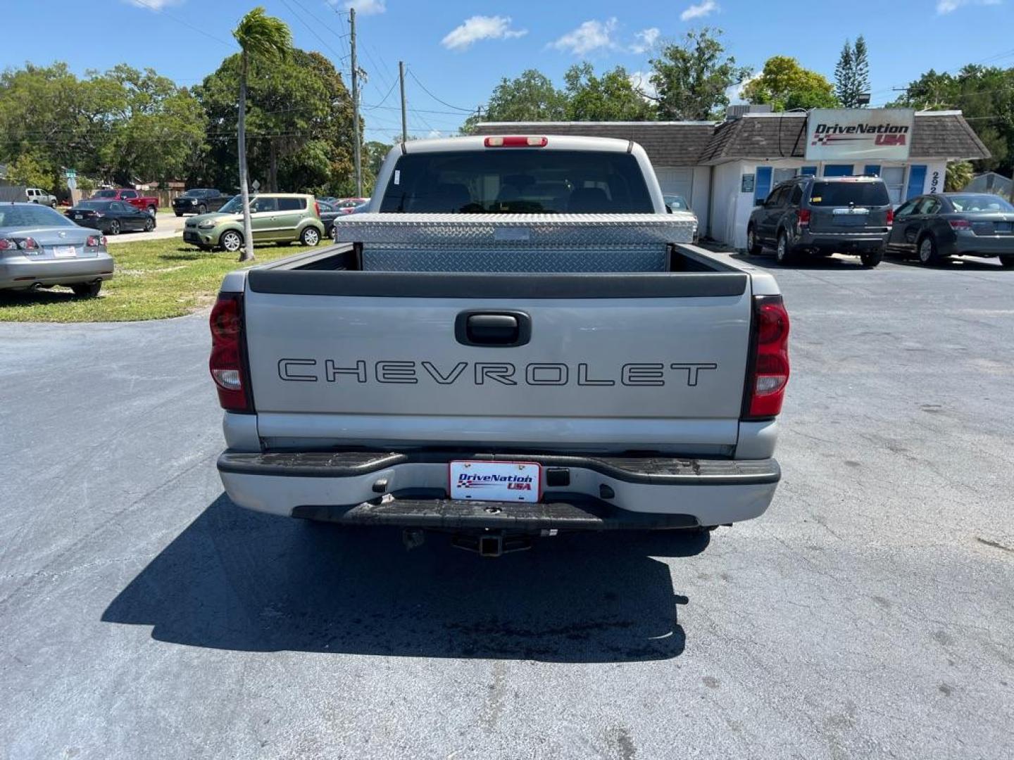 2007 SILVER CHEVROLET SILVERADO 1500 CLASSIC (1GCEC19X17Z) with an 4.3L engine, Automatic transmission, located at 2929 9th St. West, Bradenton, 34205, (941) 242-2810, 27.473591, -82.570679 - Photo#5