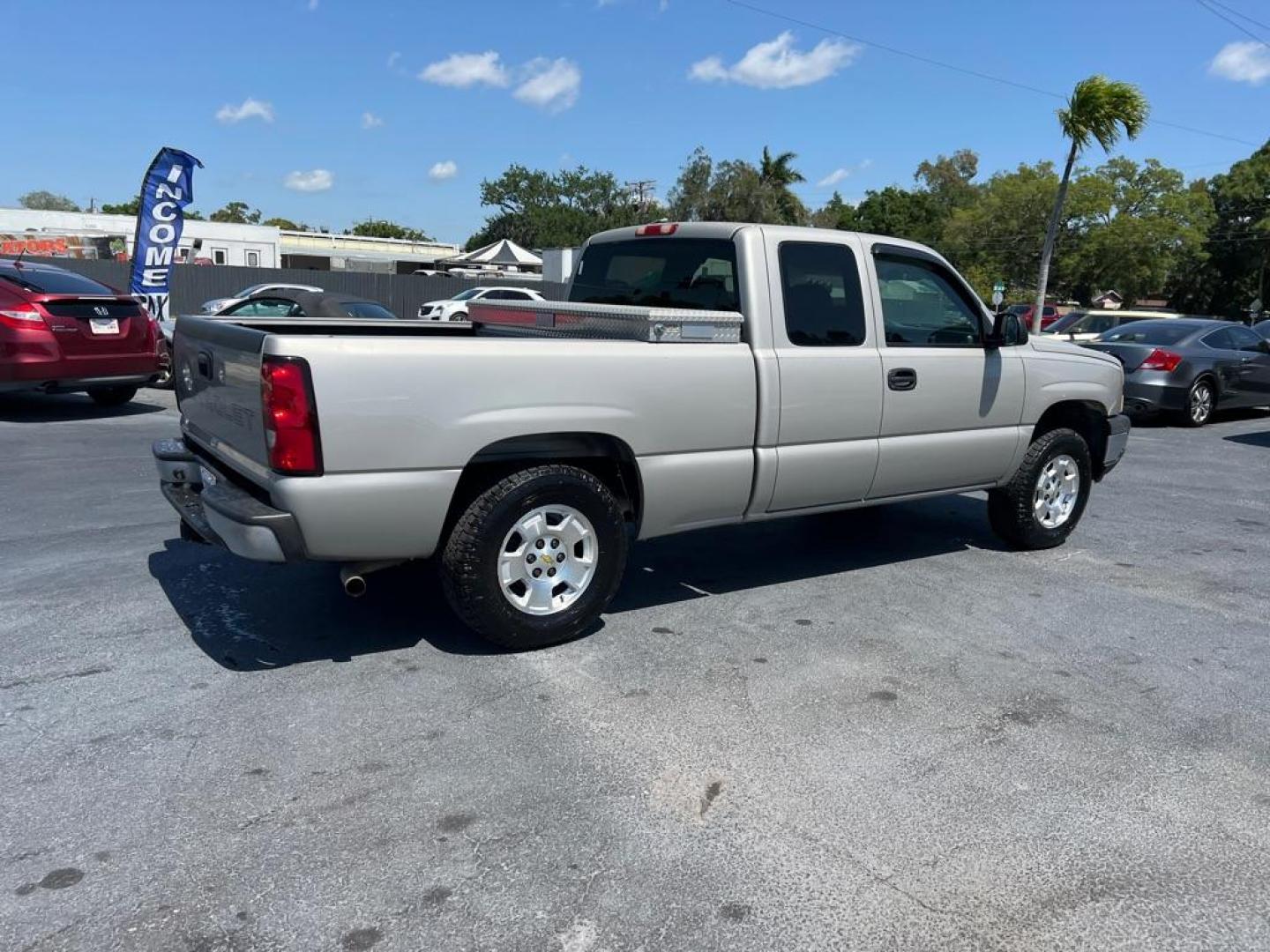 2007 SILVER CHEVROLET SILVERADO 1500 CLASSIC (1GCEC19X17Z) with an 4.3L engine, Automatic transmission, located at 2929 9th St. West, Bradenton, 34205, (941) 242-2810, 27.473591, -82.570679 - Photo#6