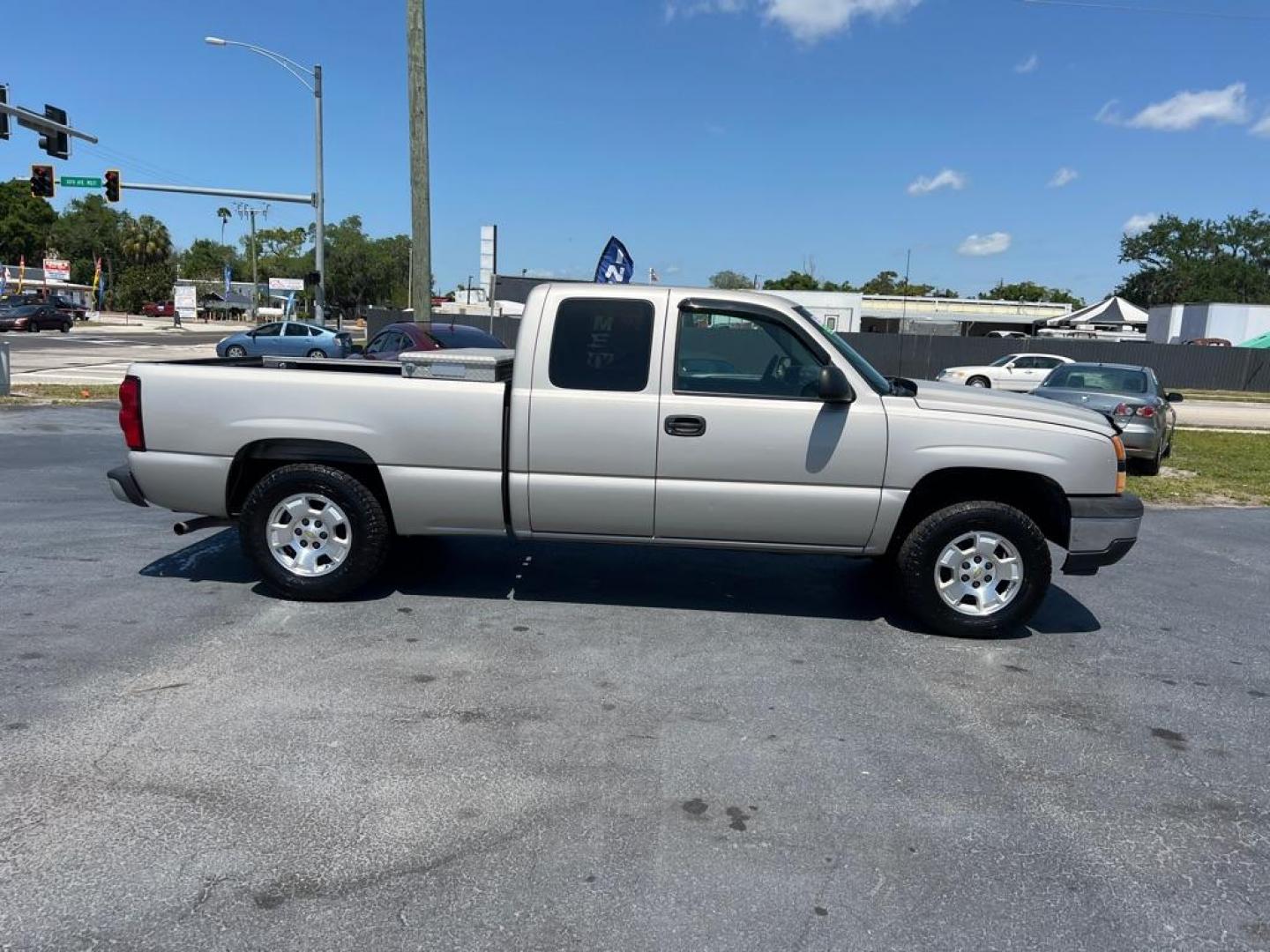 2007 SILVER CHEVROLET SILVERADO 1500 CLASSIC (1GCEC19X17Z) with an 4.3L engine, Automatic transmission, located at 2929 9th St. West, Bradenton, 34205, (941) 242-2810, 27.473591, -82.570679 - Photo#7