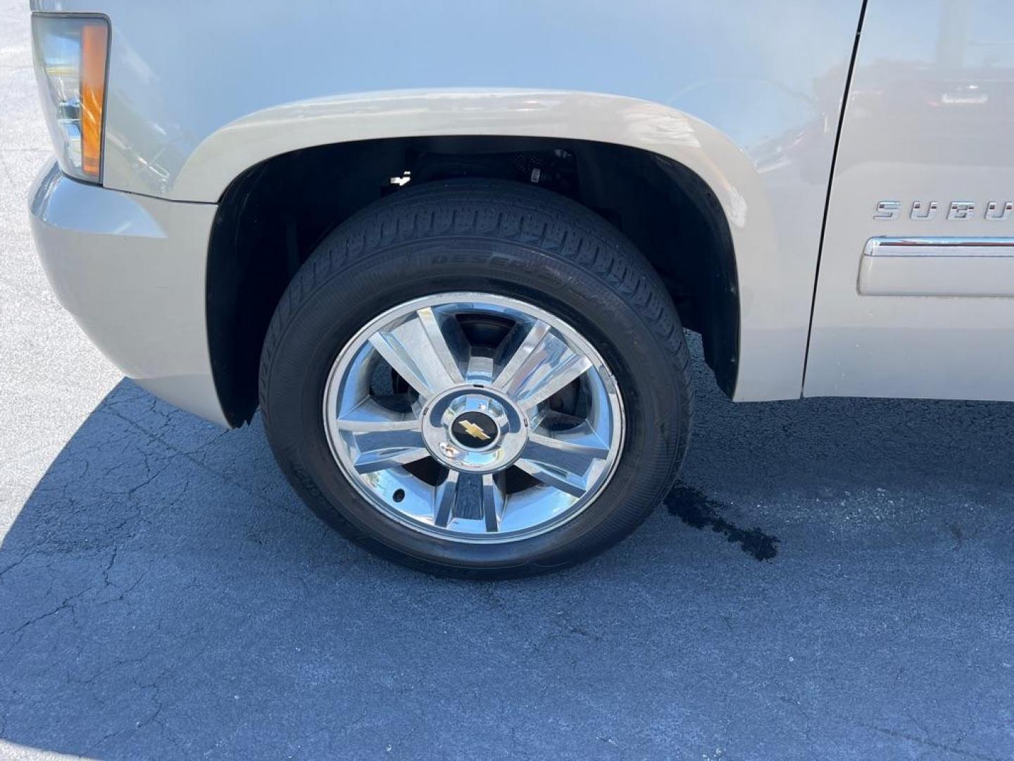 2009 GOLD CHEVROLET SUBURBAN 1500 LTZ (1GNFC36029R) with an 5.3L engine, Automatic transmission, located at 2929 9th St. West, Bradenton, 34205, (941) 242-2810, 27.473591, -82.570679 - Thanks for inquring into DriveNation USA! All vehicles listed can be viewed at www.drivenationusa.com for vehicle history reports and additonal info. We cannot quote any terms such as down payments or monthly payments without an application. You can apply directly at www.drivenationusa.com or by con - Photo#11