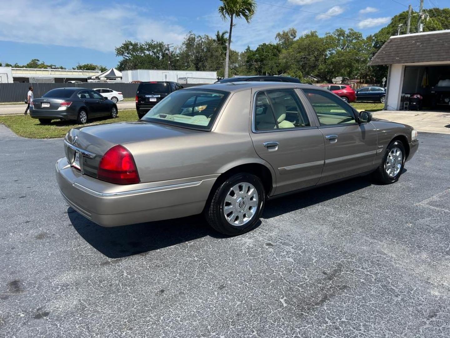 2006 TAN MERCURY GRAND MARQUIS LS (2MEFM75VX6X) with an 4.6L engine, Automatic transmission, located at 2929 9th St. West, Bradenton, 34205, (941) 242-2810, 27.473591, -82.570679 - Photo#6