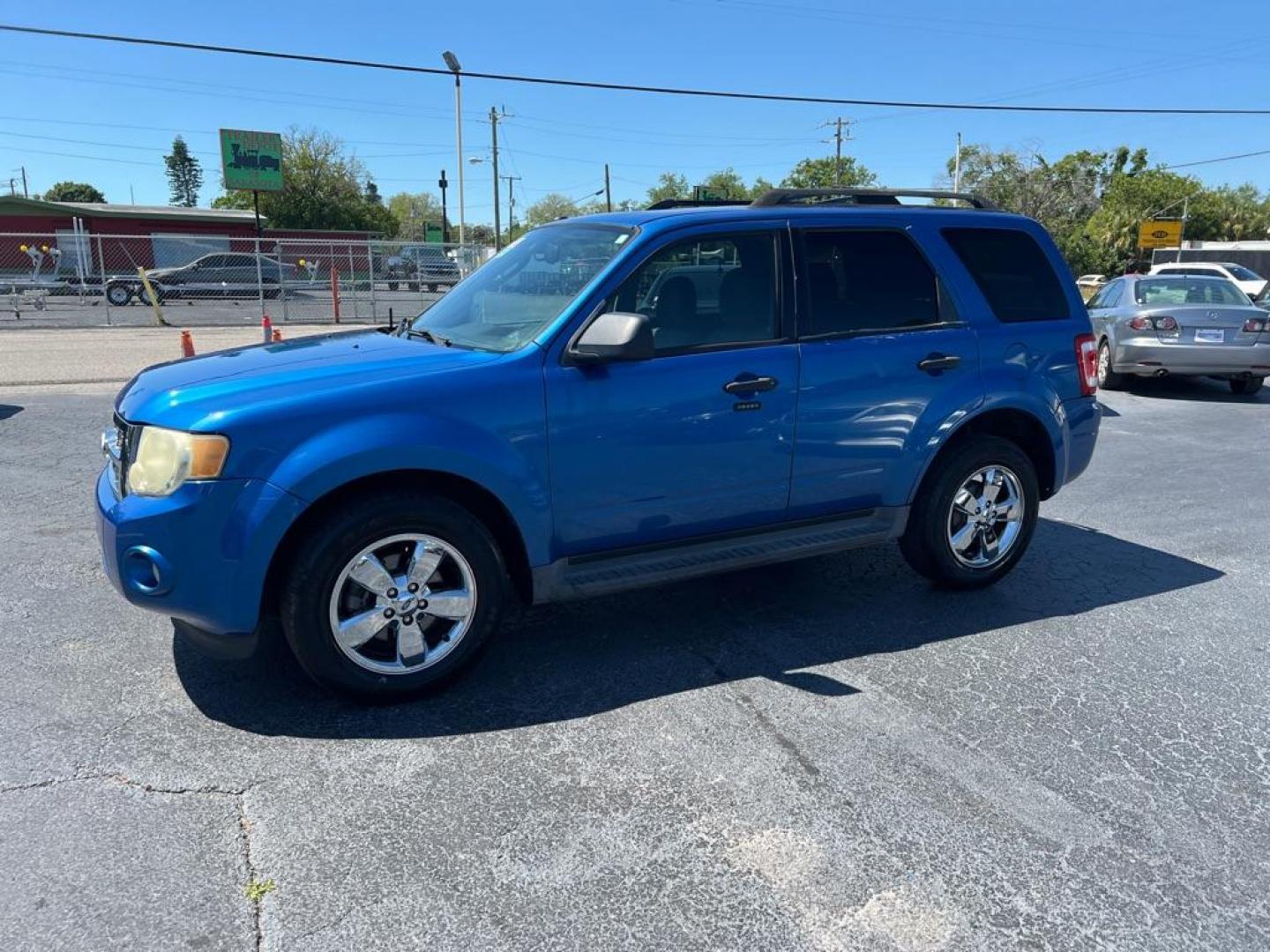 2011 BLUE FORD ESCAPE XLT (1FMCU0DG9BK) with an 3.0L engine, Automatic transmission, located at 2929 9th St. West, Bradenton, 34205, (941) 242-2810, 27.473591, -82.570679 - Photo#3