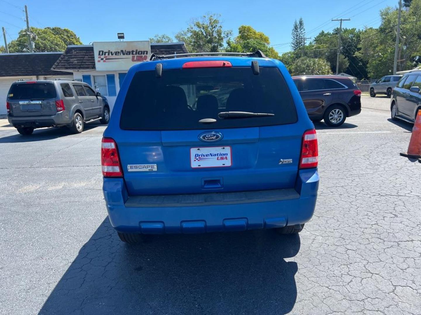 2011 BLUE FORD ESCAPE XLT (1FMCU0DG9BK) with an 3.0L engine, Automatic transmission, located at 2929 9th St. West, Bradenton, 34205, (941) 242-2810, 27.473591, -82.570679 - Photo#4