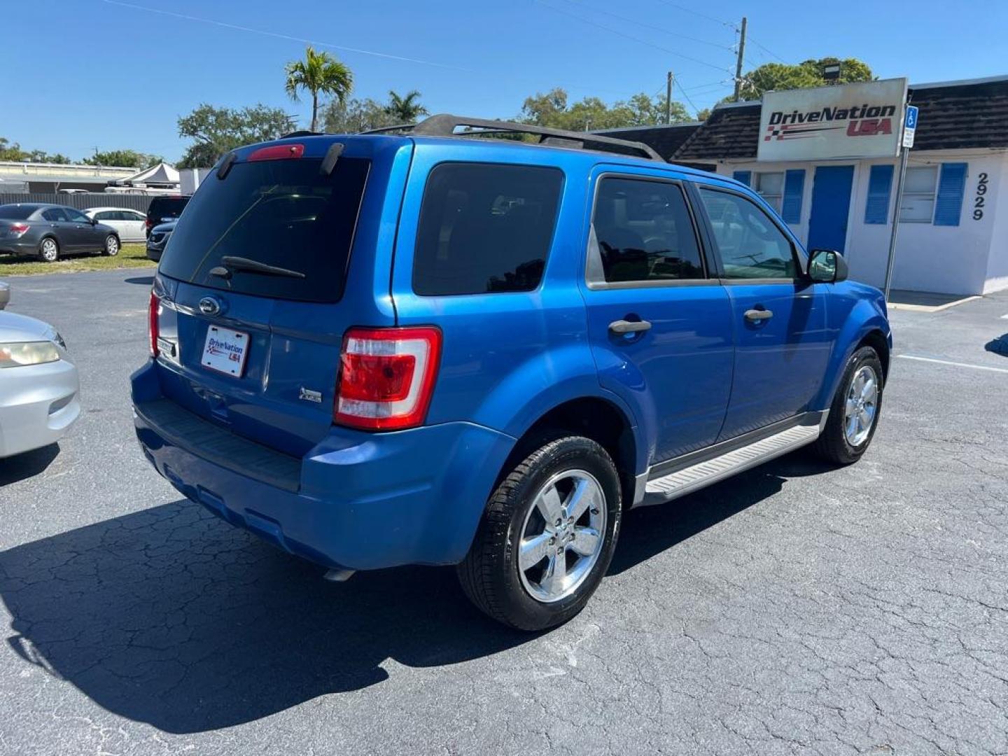 2011 BLUE FORD ESCAPE XLT (1FMCU0DG9BK) with an 3.0L engine, Automatic transmission, located at 2929 9th St. West, Bradenton, 34205, (941) 242-2810, 27.473591, -82.570679 - Photo#5