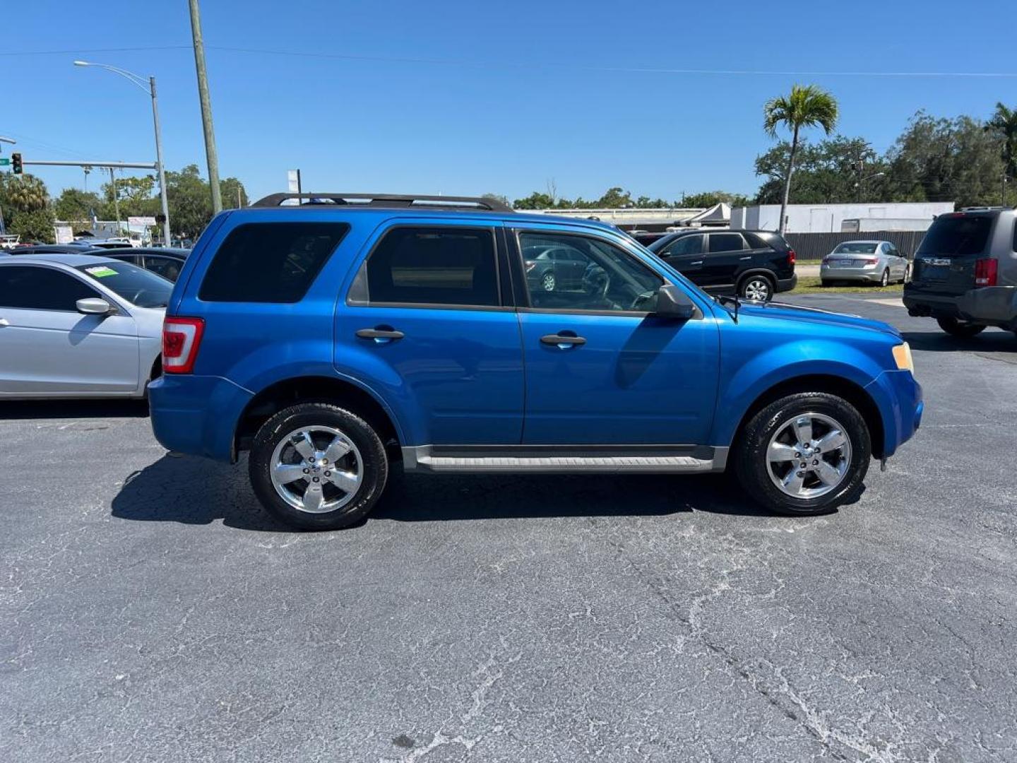 2011 BLUE FORD ESCAPE XLT (1FMCU0DG9BK) with an 3.0L engine, Automatic transmission, located at 2929 9th St. West, Bradenton, 34205, (941) 242-2810, 27.473591, -82.570679 - Photo#6