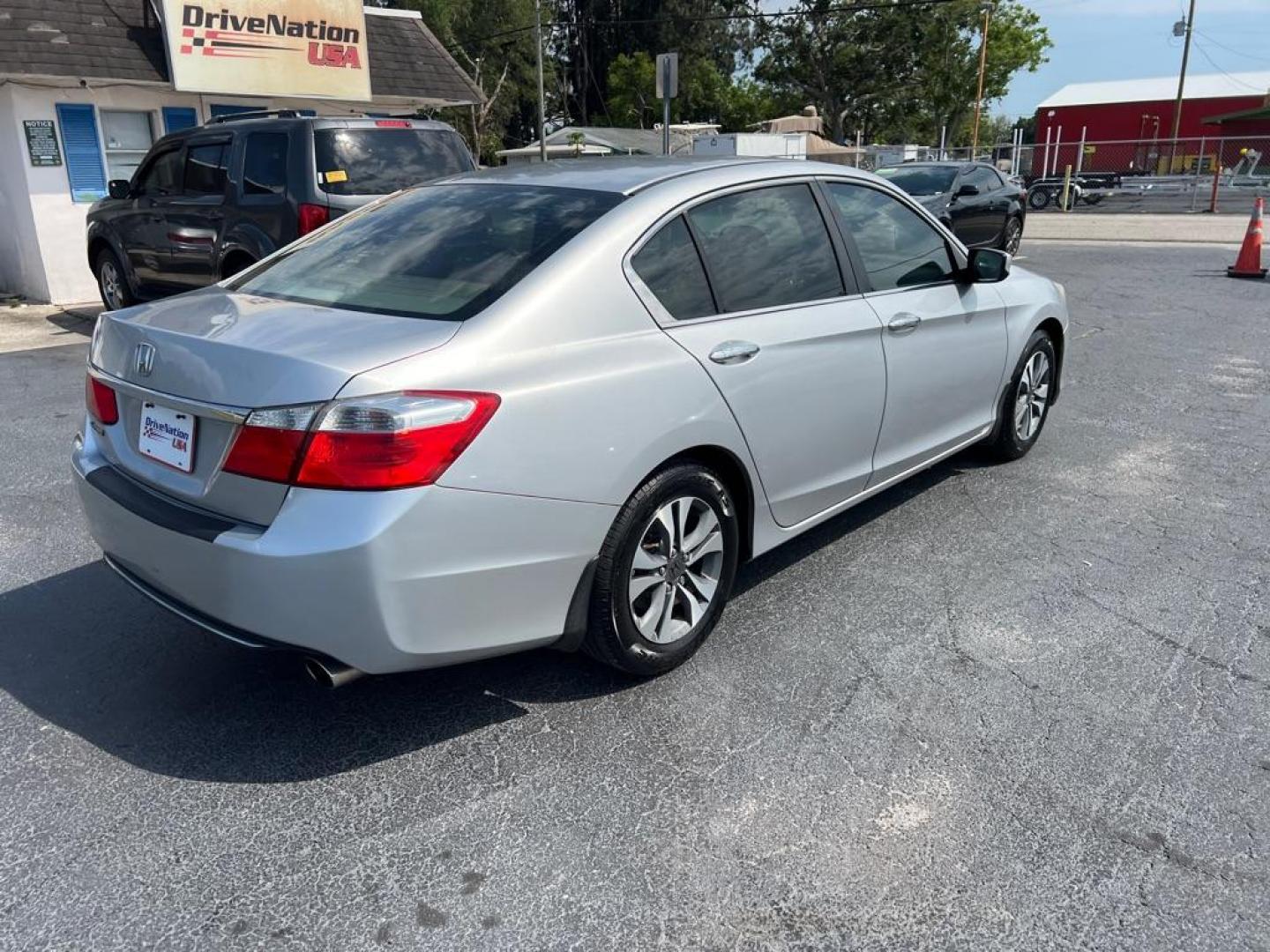 2013 SILVER HONDA ACCORD LX (1HGCR2F35DA) with an 2.4L engine, Continuously Variable transmission, located at 2929 9th St. West, Bradenton, 34205, (941) 242-2810, 27.473591, -82.570679 - Photo#7