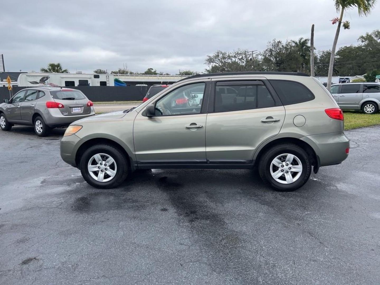 2012 GRAY HYUNDAI SANTA FE GLS (5XYZG3AB7CG) with an 2.4L engine, Automatic transmission, located at 2929 9th St. West, Bradenton, 34205, (941) 242-2810, 27.473591, -82.570679 - Photo#3