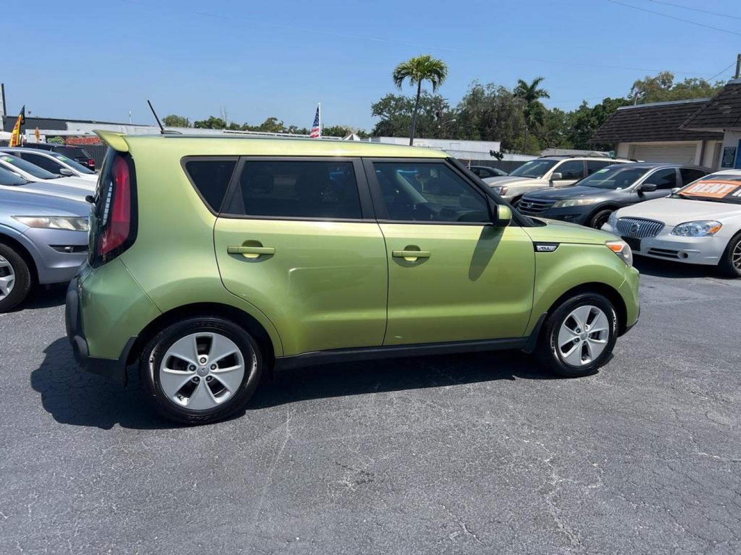 2015 GREEN KIA SOUL + (KNDJN2A24F7) with an 1.6L engine, Automatic transmission, located at 2929 9th St. West, Bradenton, 34205, (941) 242-2810, 27.473591, -82.570679 - Photo#7