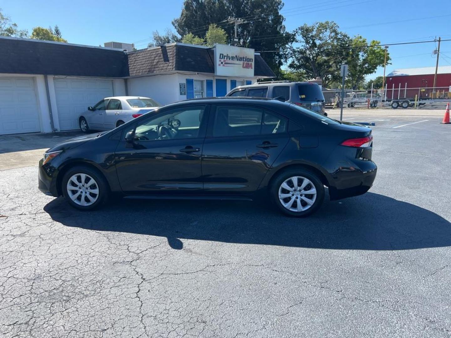 2020 BLACK TOYOTA COROLLA LE (JTDEPRAE5LJ) with an 1.8L engine, Continuously Variable transmission, located at 2929 9th St. West, Bradenton, 34205, (941) 242-2810, 27.473591, -82.570679 - Photo#5