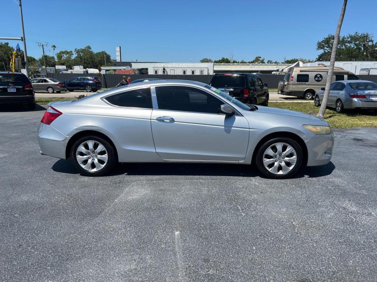 2008 SILVER HONDA ACCORD EXL (1HGCS22858A) with an 3.5L engine, Automatic transmission, located at 2929 9th St. West, Bradenton, 34205, (941) 242-2810, 27.473591, -82.570679 - Photo#8