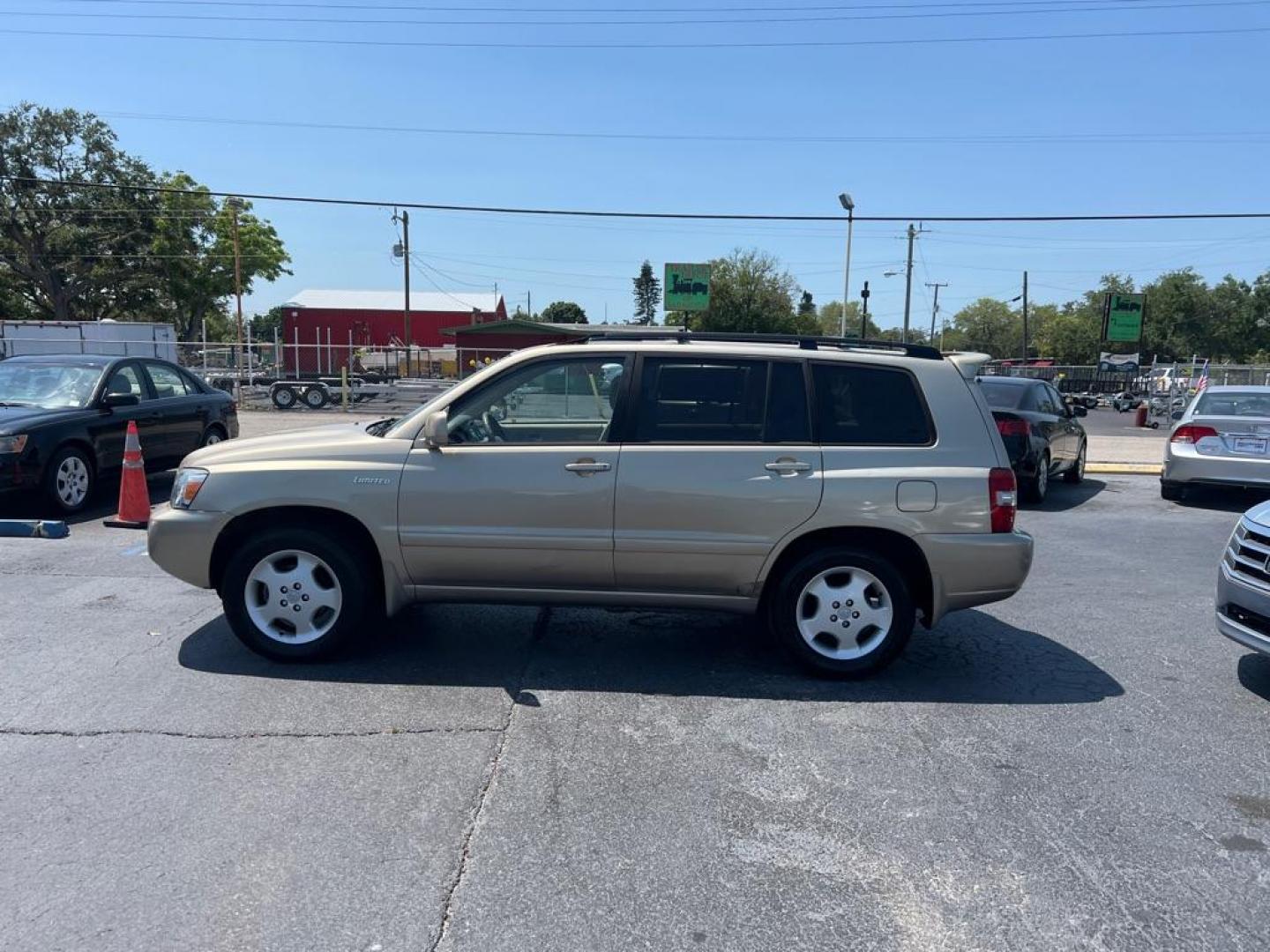 2005 GOLD TOYOTA HIGHLANDER LIMITED (JTEDP21A450) with an 3.3L engine, Automatic transmission, located at 2929 9th St. West, Bradenton, 34205, (941) 242-2810, 27.473591, -82.570679 - Photo#4