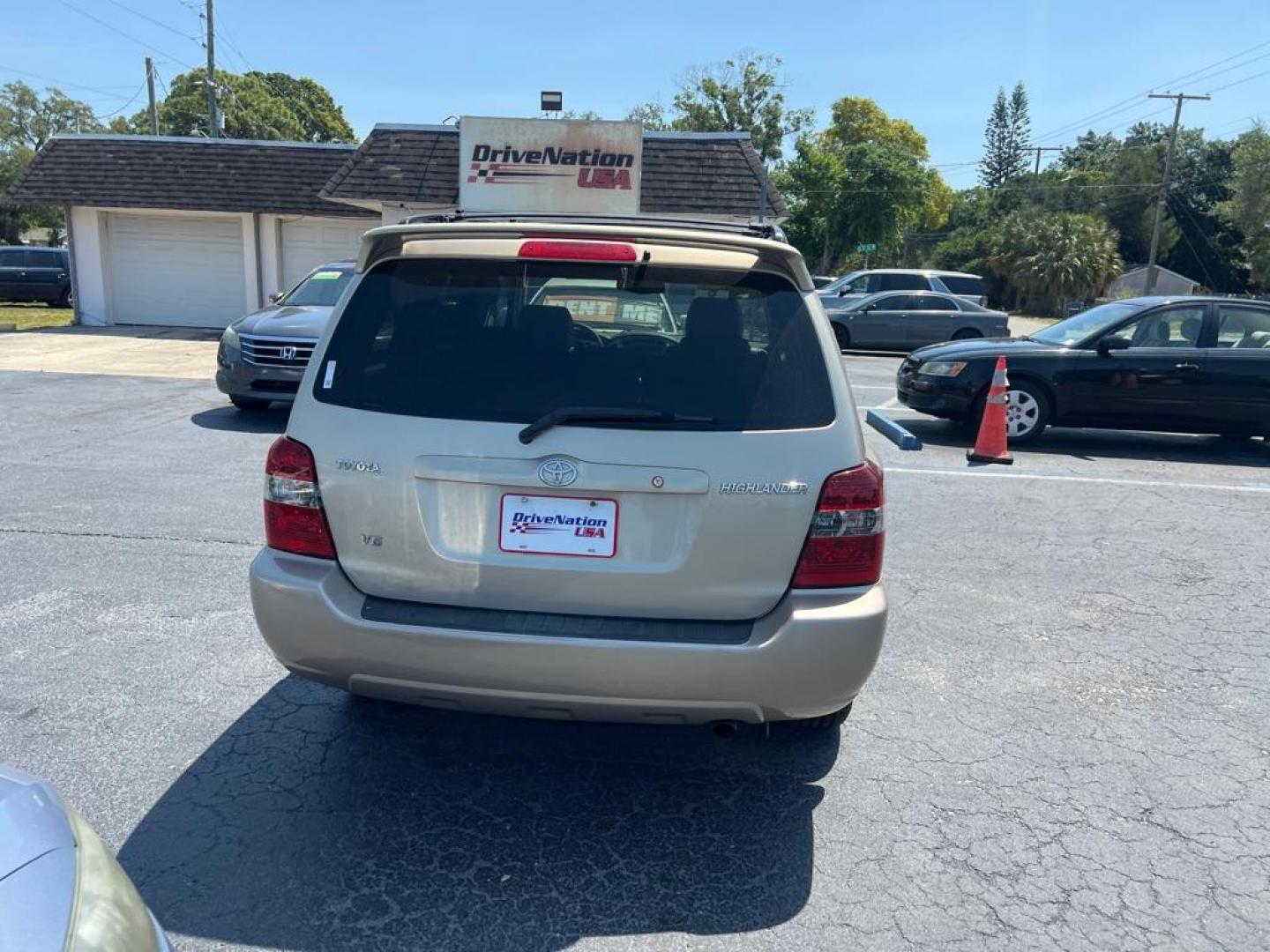 2005 GOLD TOYOTA HIGHLANDER LIMITED (JTEDP21A450) with an 3.3L engine, Automatic transmission, located at 2929 9th St. West, Bradenton, 34205, (941) 242-2810, 27.473591, -82.570679 - Photo#5