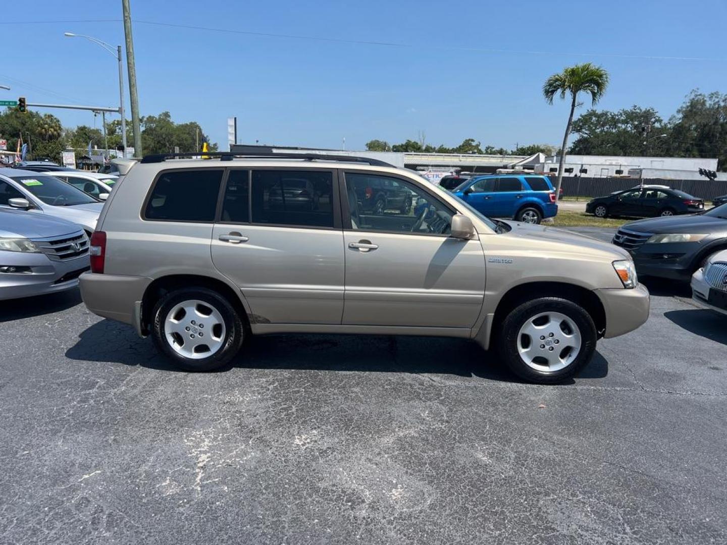 2005 GOLD TOYOTA HIGHLANDER LIMITED (JTEDP21A450) with an 3.3L engine, Automatic transmission, located at 2929 9th St. West, Bradenton, 34205, (941) 242-2810, 27.473591, -82.570679 - Photo#7