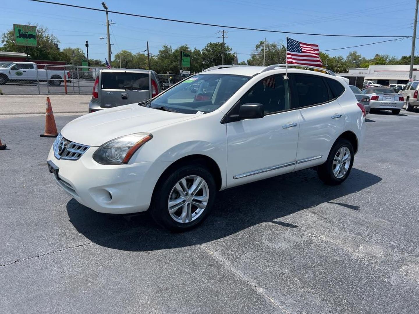 2015 WHITE NISSAN ROGUE SELECT S (JN8AS5MTXFW) with an 2.5L engine, Continuously Variable transmission, located at 2929 9th St. West, Bradenton, 34205, (941) 242-2810, 27.473591, -82.570679 - Photo#3