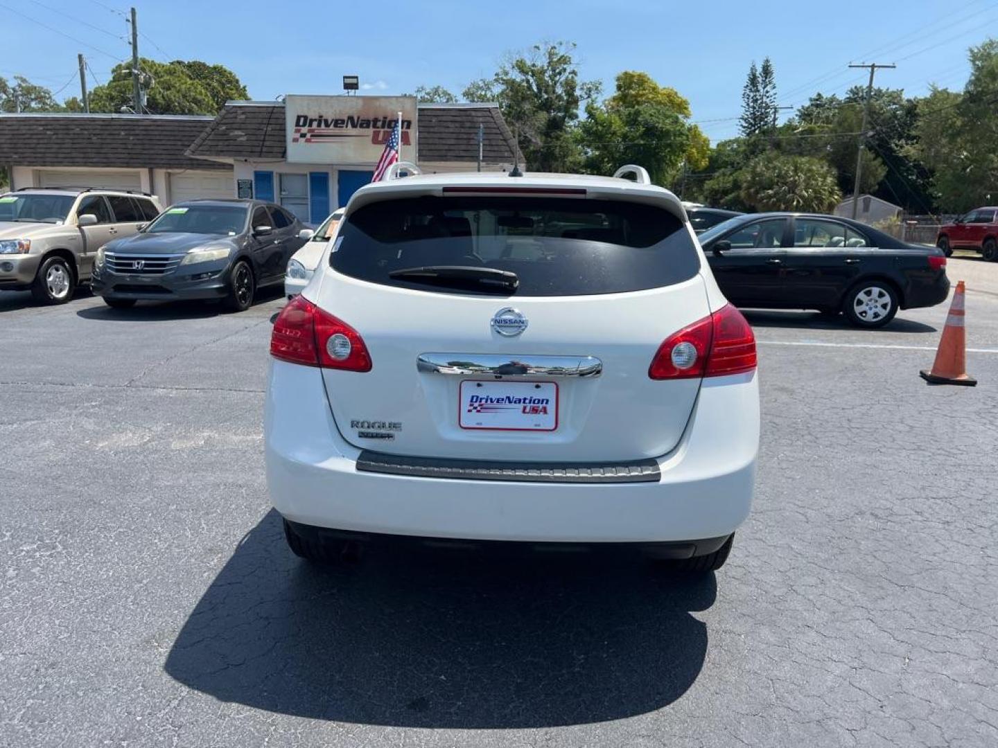 2015 WHITE NISSAN ROGUE SELECT S (JN8AS5MTXFW) with an 2.5L engine, Continuously Variable transmission, located at 2929 9th St. West, Bradenton, 34205, (941) 242-2810, 27.473591, -82.570679 - Photo#5