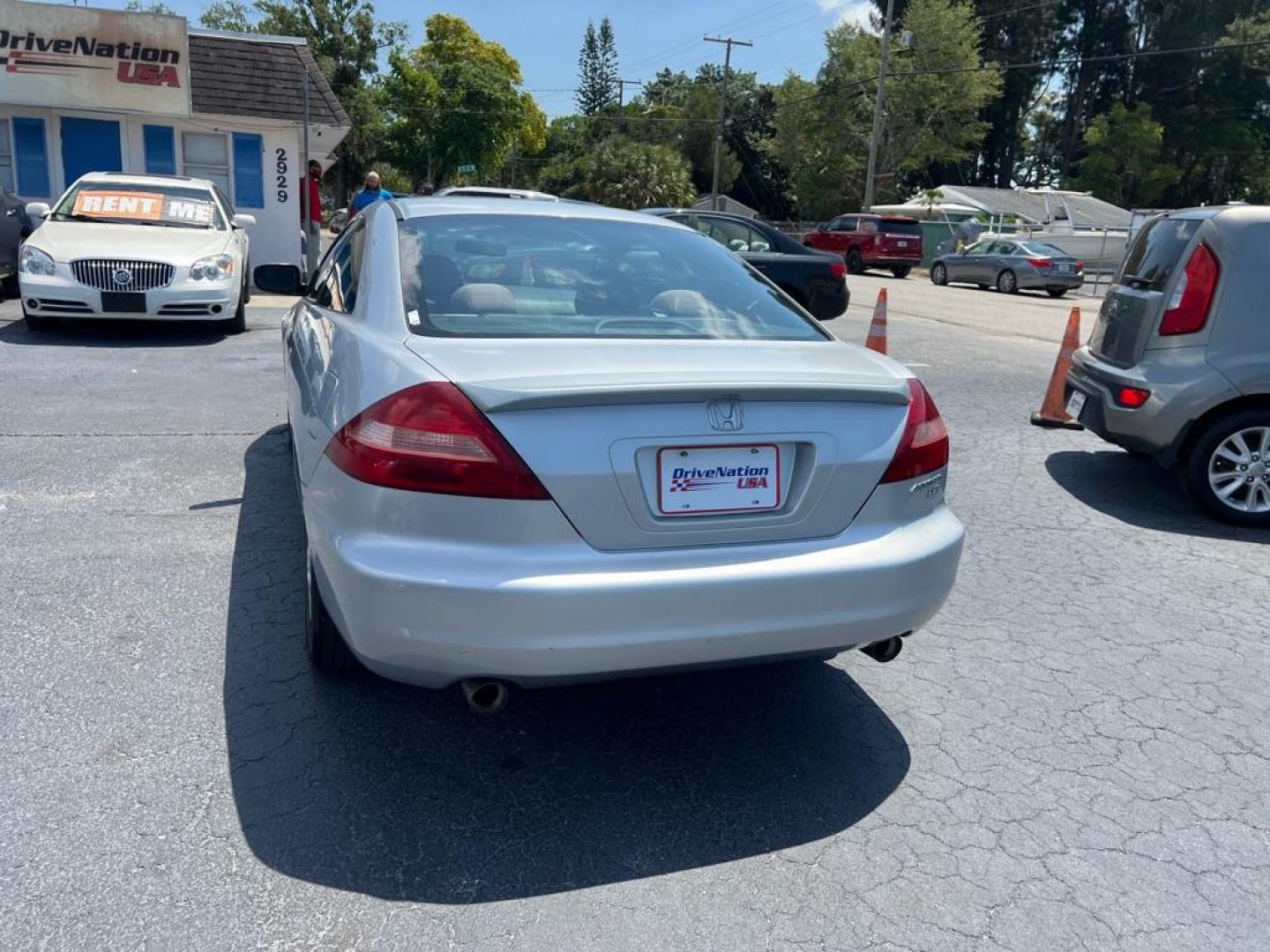 2005 SILVER HONDA ACCORD SE (1HGCM82485A) with an 3.0L engine, Automatic transmission, located at 2929 9th St. West, Bradenton, 34205, (941) 242-2810, 27.473591, -82.570679 - Photo#6