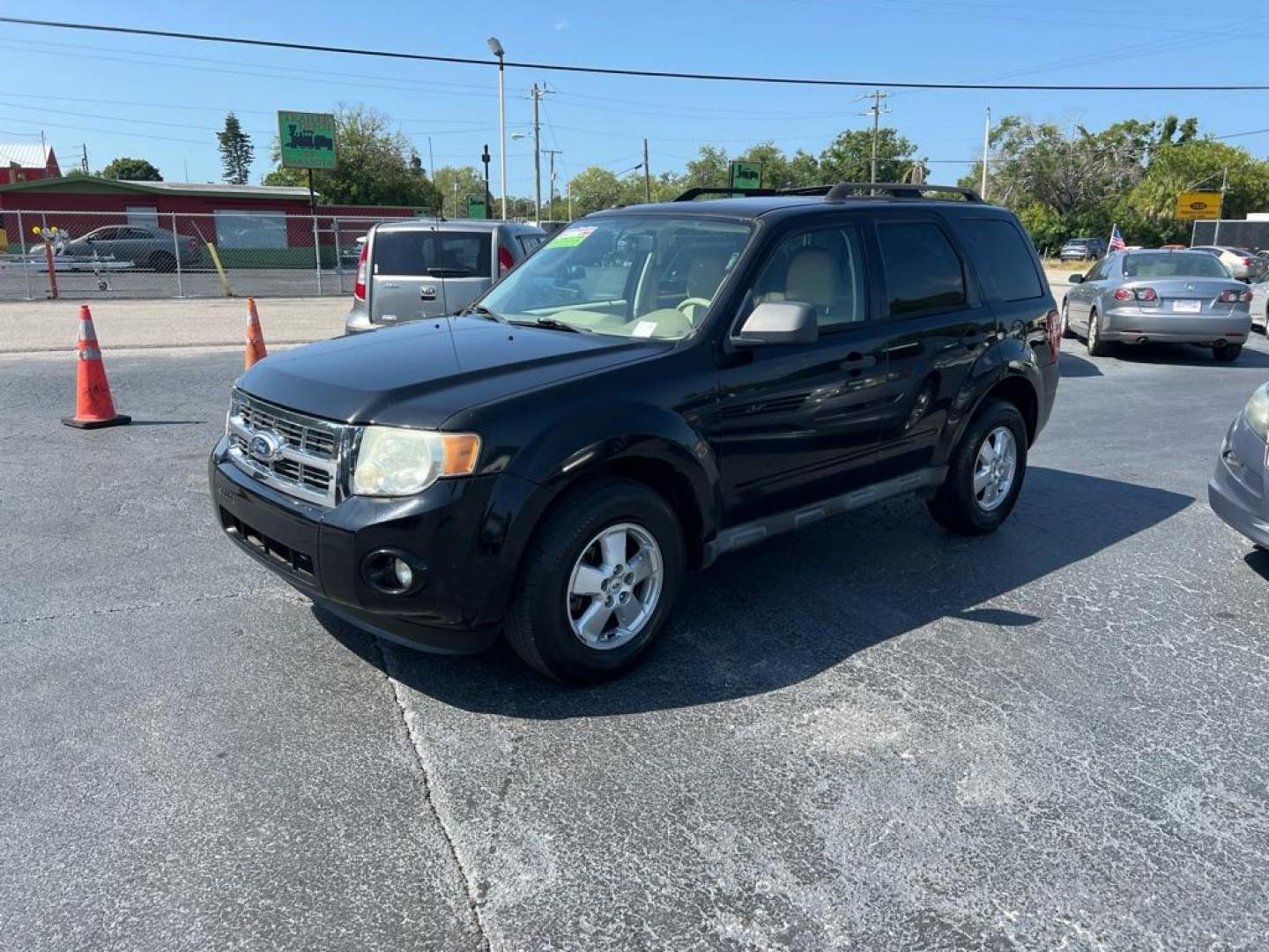 2010 BLACK FORD ESCAPE XLT (1FMCU0DG5AK) with an 3.0L engine, Automatic transmission, located at 2929 9th St. West, Bradenton, 34205, (941) 242-2810, 27.473591, -82.570679 - Photo#3