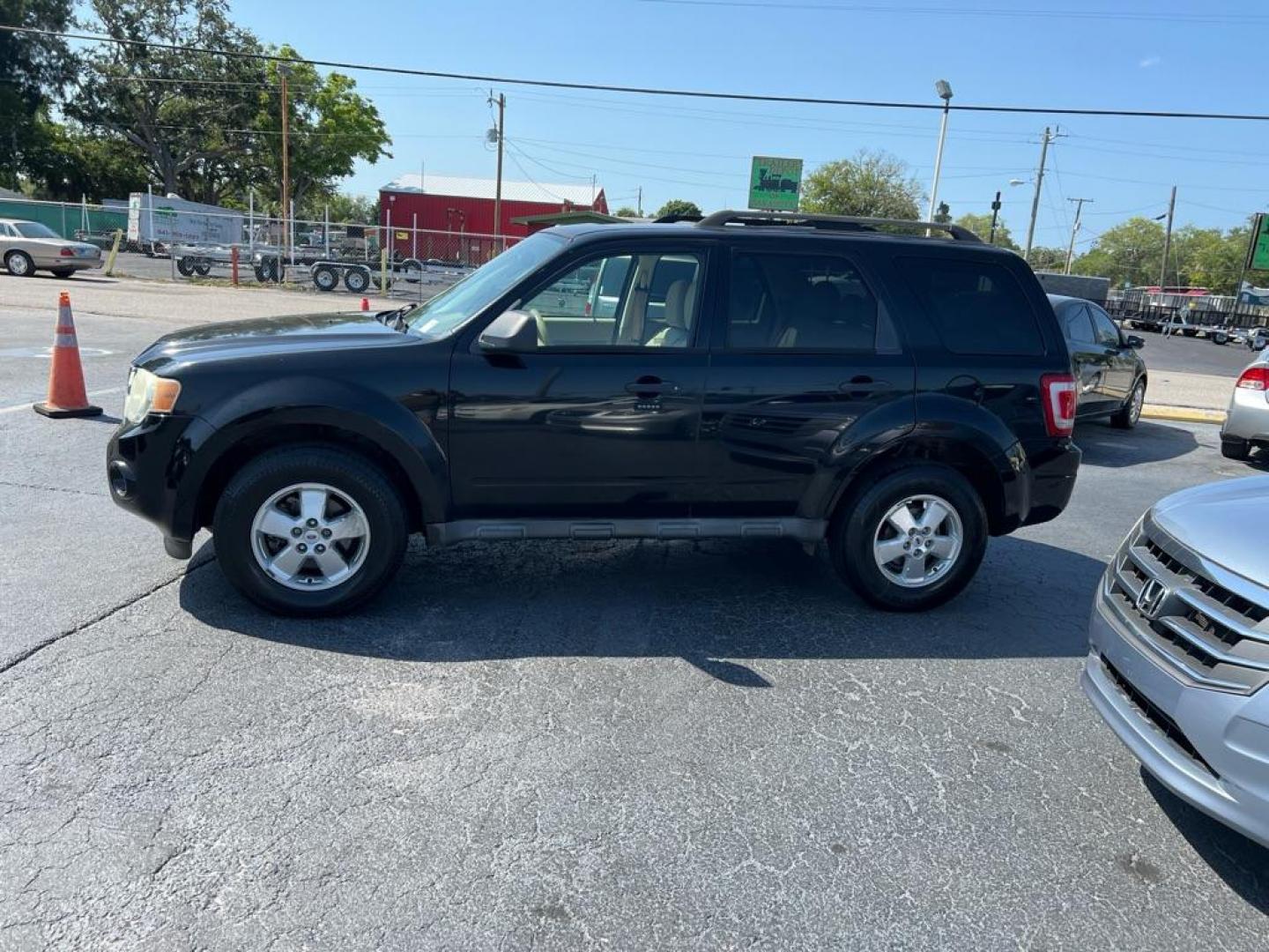 2010 BLACK FORD ESCAPE XLT (1FMCU0DG5AK) with an 3.0L engine, Automatic transmission, located at 2929 9th St. West, Bradenton, 34205, (941) 242-2810, 27.473591, -82.570679 - Photo#4