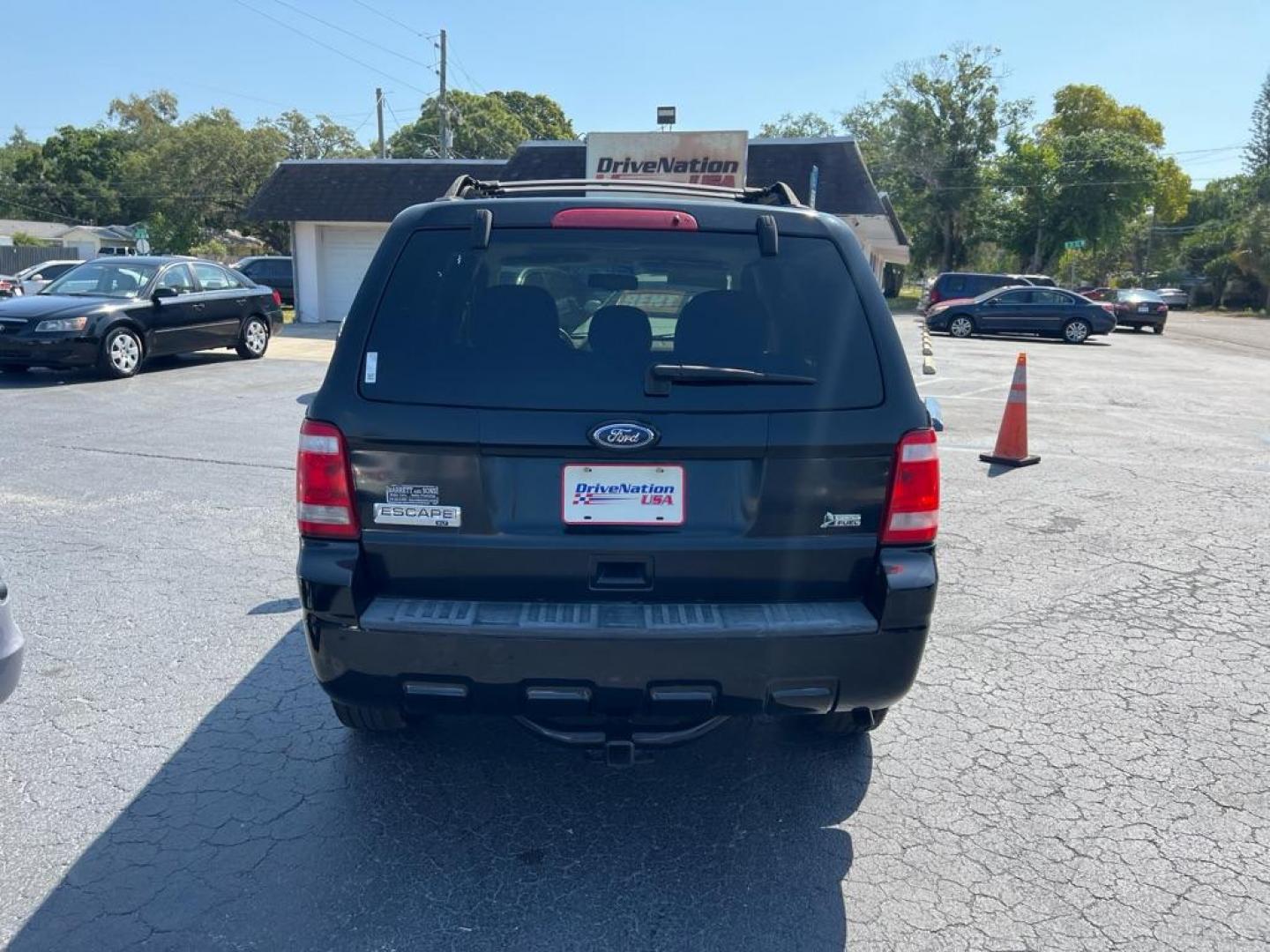 2010 BLACK FORD ESCAPE XLT (1FMCU0DG5AK) with an 3.0L engine, Automatic transmission, located at 2929 9th St. West, Bradenton, 34205, (941) 242-2810, 27.473591, -82.570679 - Photo#5