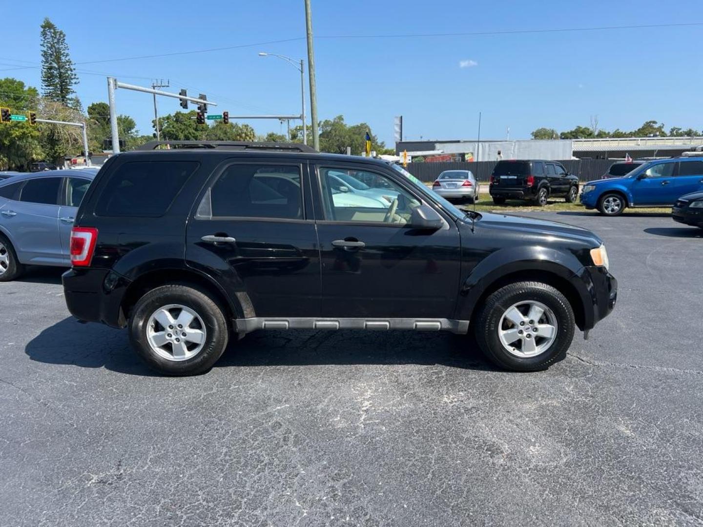 2010 BLACK FORD ESCAPE XLT (1FMCU0DG5AK) with an 3.0L engine, Automatic transmission, located at 2929 9th St. West, Bradenton, 34205, (941) 242-2810, 27.473591, -82.570679 - Photo#6