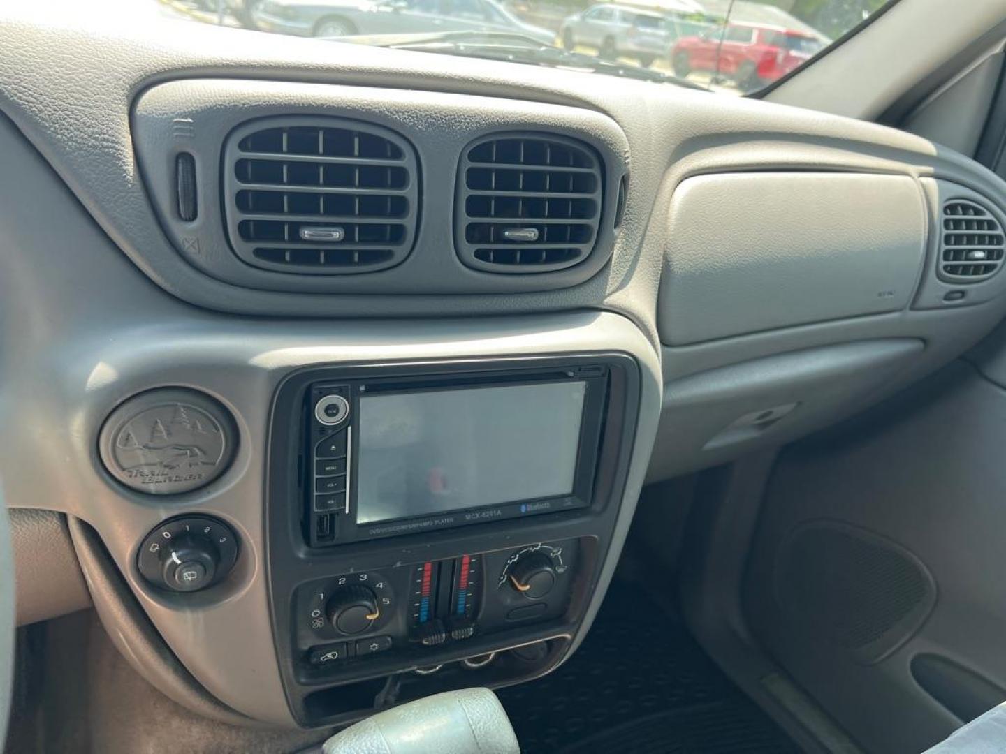 2006 SILVER CHEVROLET TRAILBLAZER LS (1GNDS13S262) with an 4.2L engine, Automatic transmission, located at 2929 9th St. West, Bradenton, 34205, (941) 242-2810, 27.473591, -82.570679 - Photo#10