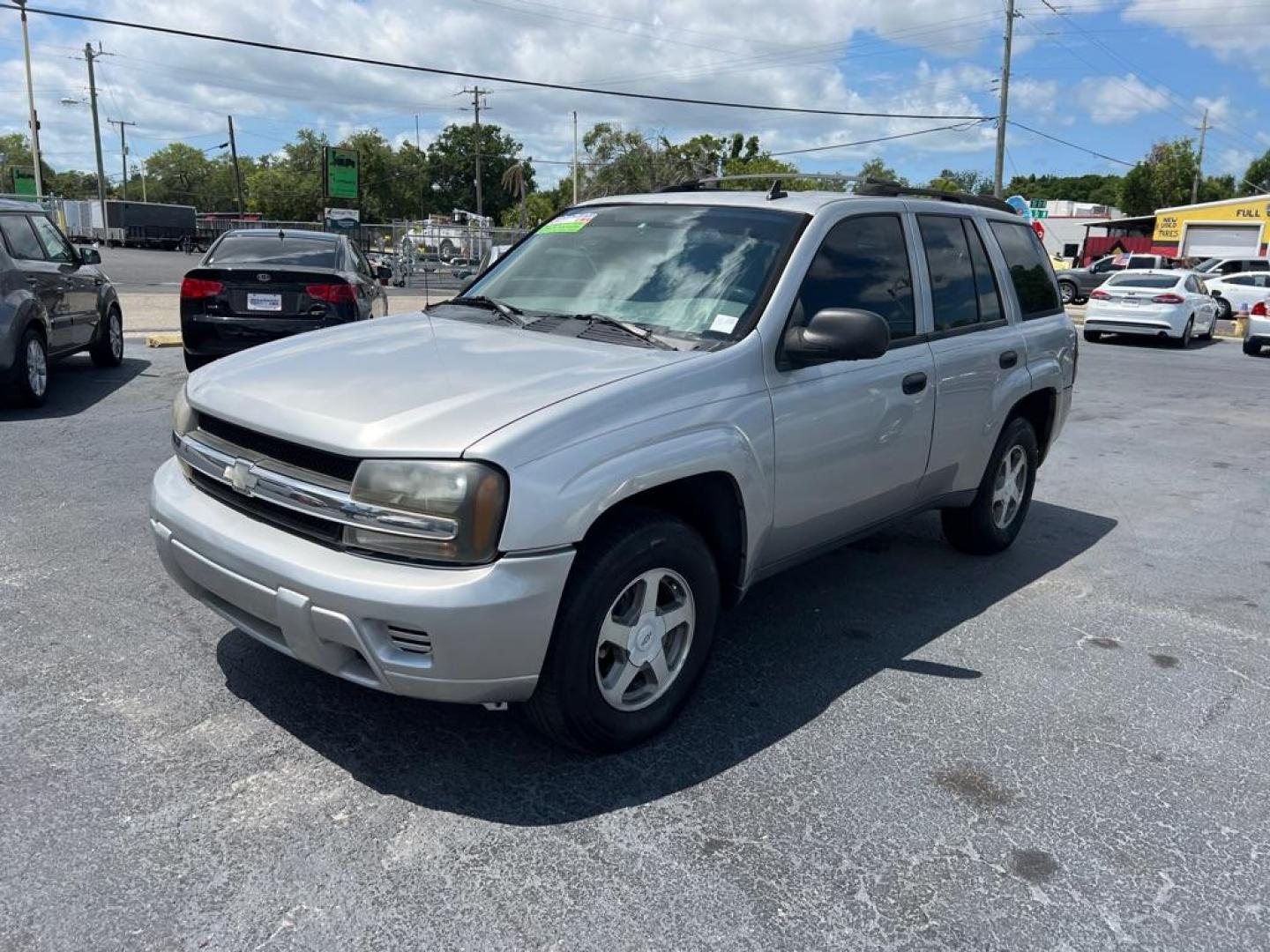 2006 SILVER CHEVROLET TRAILBLAZER LS (1GNDS13S262) with an 4.2L engine, Automatic transmission, located at 2929 9th St. West, Bradenton, 34205, (941) 242-2810, 27.473591, -82.570679 - Photo#3