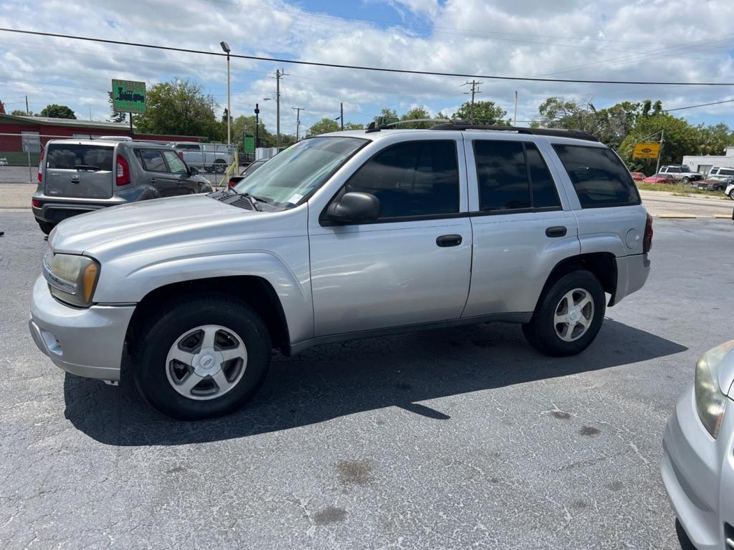 2006 SILVER CHEVROLET TRAILBLAZER LS (1GNDS13S262) with an 4.2L engine, Automatic transmission, located at 2929 9th St. West, Bradenton, 34205, (941) 242-2810, 27.473591, -82.570679 - Photo#4