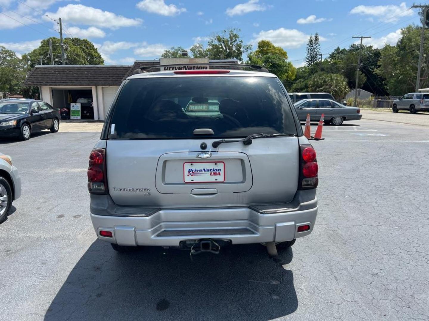 2006 SILVER CHEVROLET TRAILBLAZER LS (1GNDS13S262) with an 4.2L engine, Automatic transmission, located at 2929 9th St. West, Bradenton, 34205, (941) 242-2810, 27.473591, -82.570679 - Photo#5