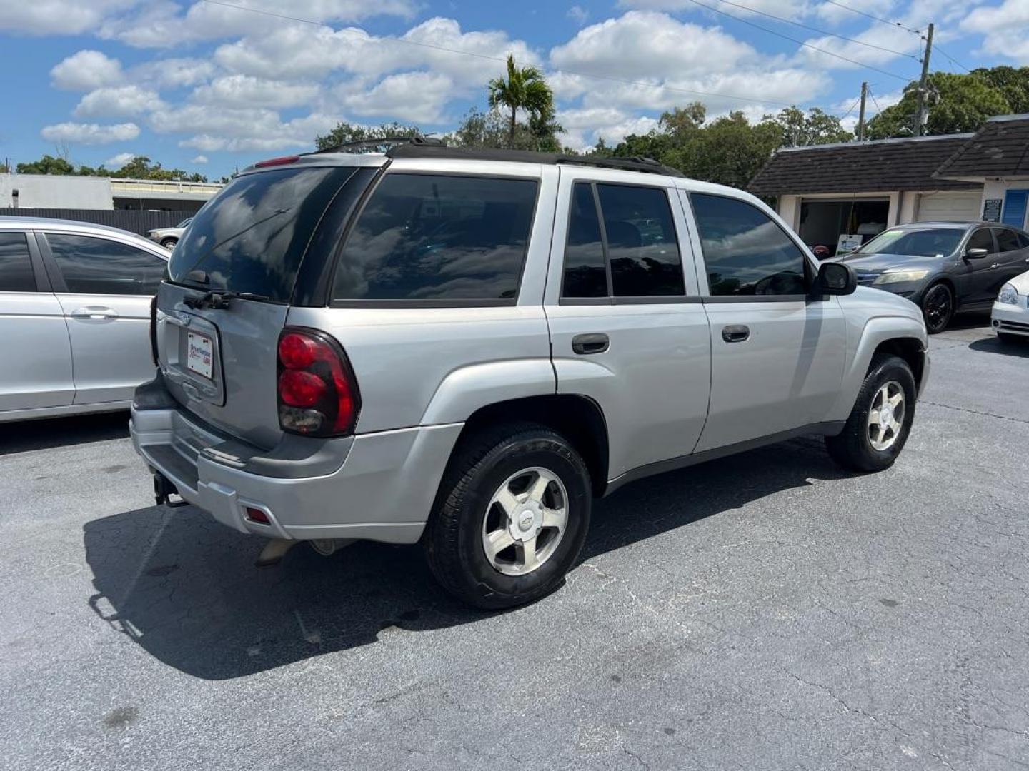 2006 SILVER CHEVROLET TRAILBLAZER LS (1GNDS13S262) with an 4.2L engine, Automatic transmission, located at 2929 9th St. West, Bradenton, 34205, (941) 242-2810, 27.473591, -82.570679 - Photo#6