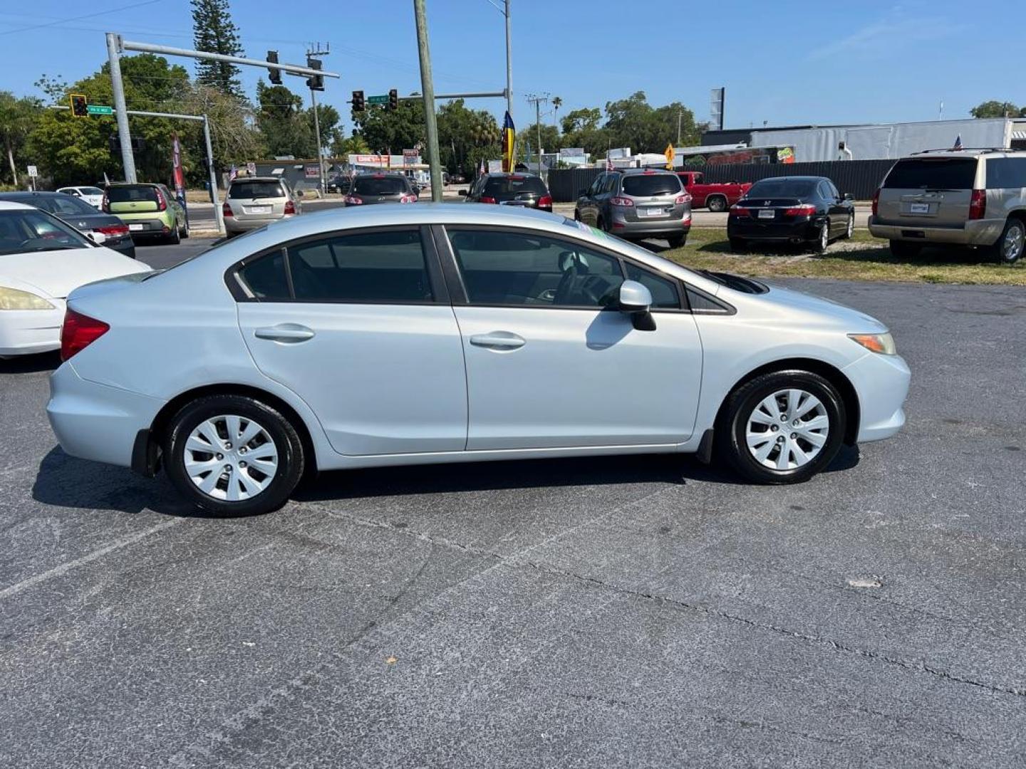 2012 SILVER HONDA CIVIC LX (19XFB2F5XCE) with an 1.8L engine, Automatic transmission, located at 2929 9th St. West, Bradenton, 34205, (941) 242-2810, 27.473591, -82.570679 - Photo#9