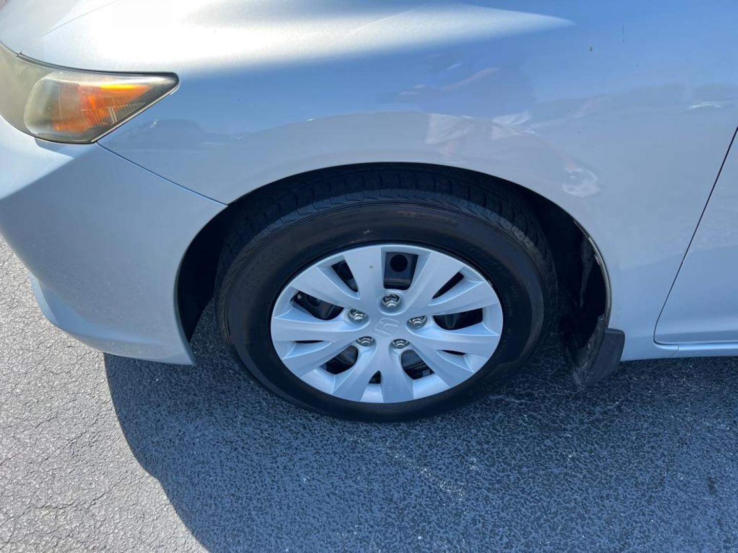 2012 SILVER HONDA CIVIC LX (19XFB2F5XCE) with an 1.8L engine, Automatic transmission, located at 2929 9th St. West, Bradenton, 34205, (941) 242-2810, 27.473591, -82.570679 - Photo#10