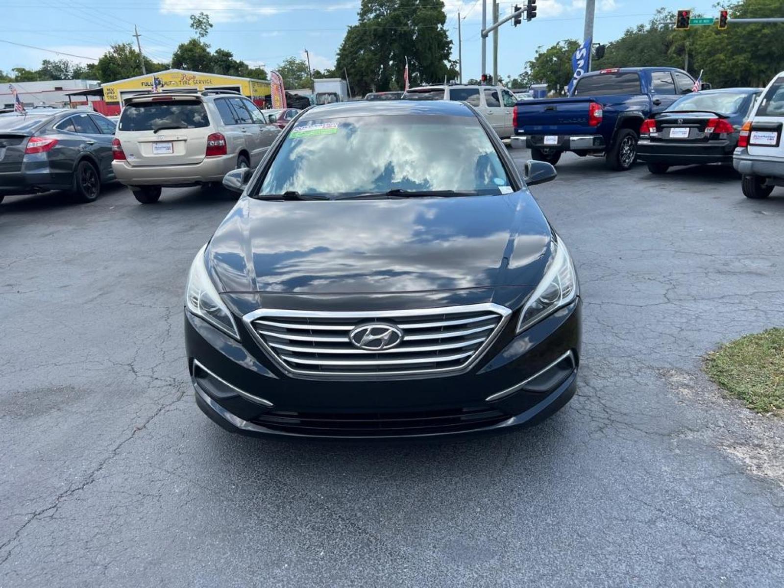 2017 BLACK HYUNDAI SONATA SE (5NPE24AF3HH) with an 2.4L engine, Automatic transmission, located at 2929 9th St. West, Bradenton, 34205, (941) 242-2810, 27.473591, -82.570679 - Thanks for inquring into DriveNation USA! All vehicles listed can be viewed at www.drivenationusa.com for vehicle history reports and additonal info. We cannot quote any terms such as down payments or monthly payments without an application. You can apply directly at www.drivenationusa.com or by con - Photo #3