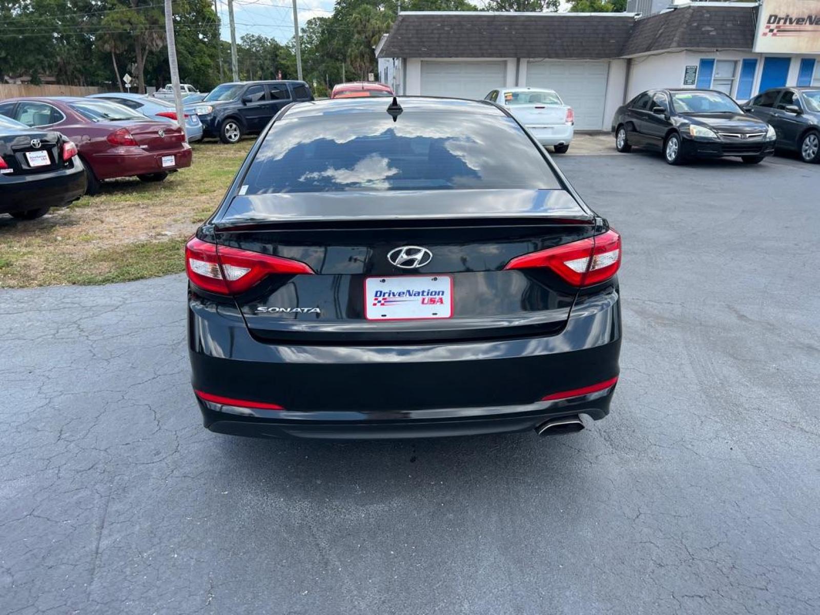 2017 BLACK HYUNDAI SONATA SE (5NPE24AF3HH) with an 2.4L engine, Automatic transmission, located at 2929 9th St. West, Bradenton, 34205, (941) 242-2810, 27.473591, -82.570679 - Thanks for inquring into DriveNation USA! All vehicles listed can be viewed at www.drivenationusa.com for vehicle history reports and additonal info. We cannot quote any terms such as down payments or monthly payments without an application. You can apply directly at www.drivenationusa.com or by con - Photo #6