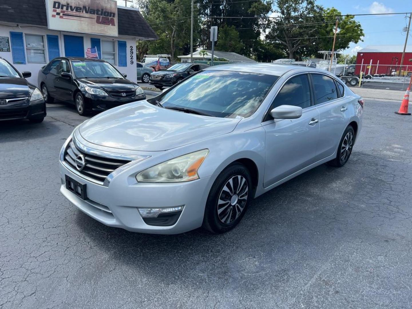 2014 SILVER NISSAN ALTIMA 2.5 (1N4AL3AP2EN) with an 2.5L engine, Continuously Variable transmission, located at 2929 9th St. West, Bradenton, 34205, (941) 242-2810, 27.473591, -82.570679 - Photo#3