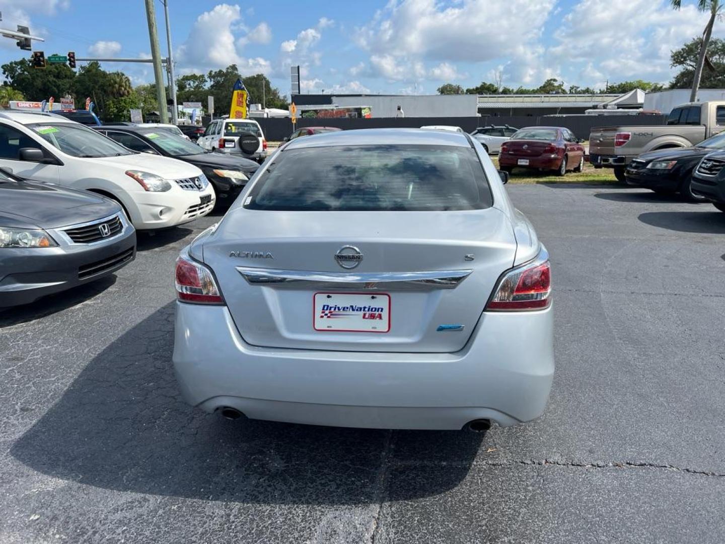 2014 SILVER NISSAN ALTIMA 2.5 (1N4AL3AP2EN) with an 2.5L engine, Continuously Variable transmission, located at 2929 9th St. West, Bradenton, 34205, (941) 242-2810, 27.473591, -82.570679 - Photo#5