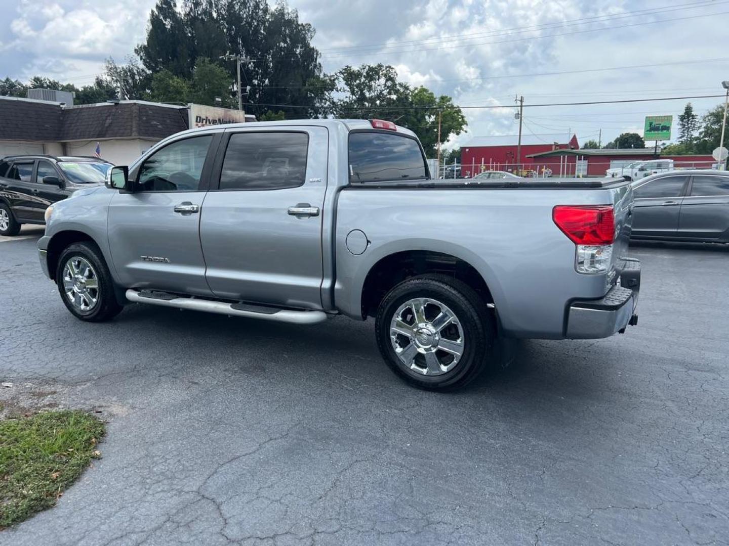 2012 SILVER TOYOTA TUNDRA CREWMAX SR5 (5TFEM5F12CX) with an 4.6L engine, Automatic transmission, located at 2929 9th St. West, Bradenton, 34205, (941) 242-2810, 27.473591, -82.570679 - Photo#4