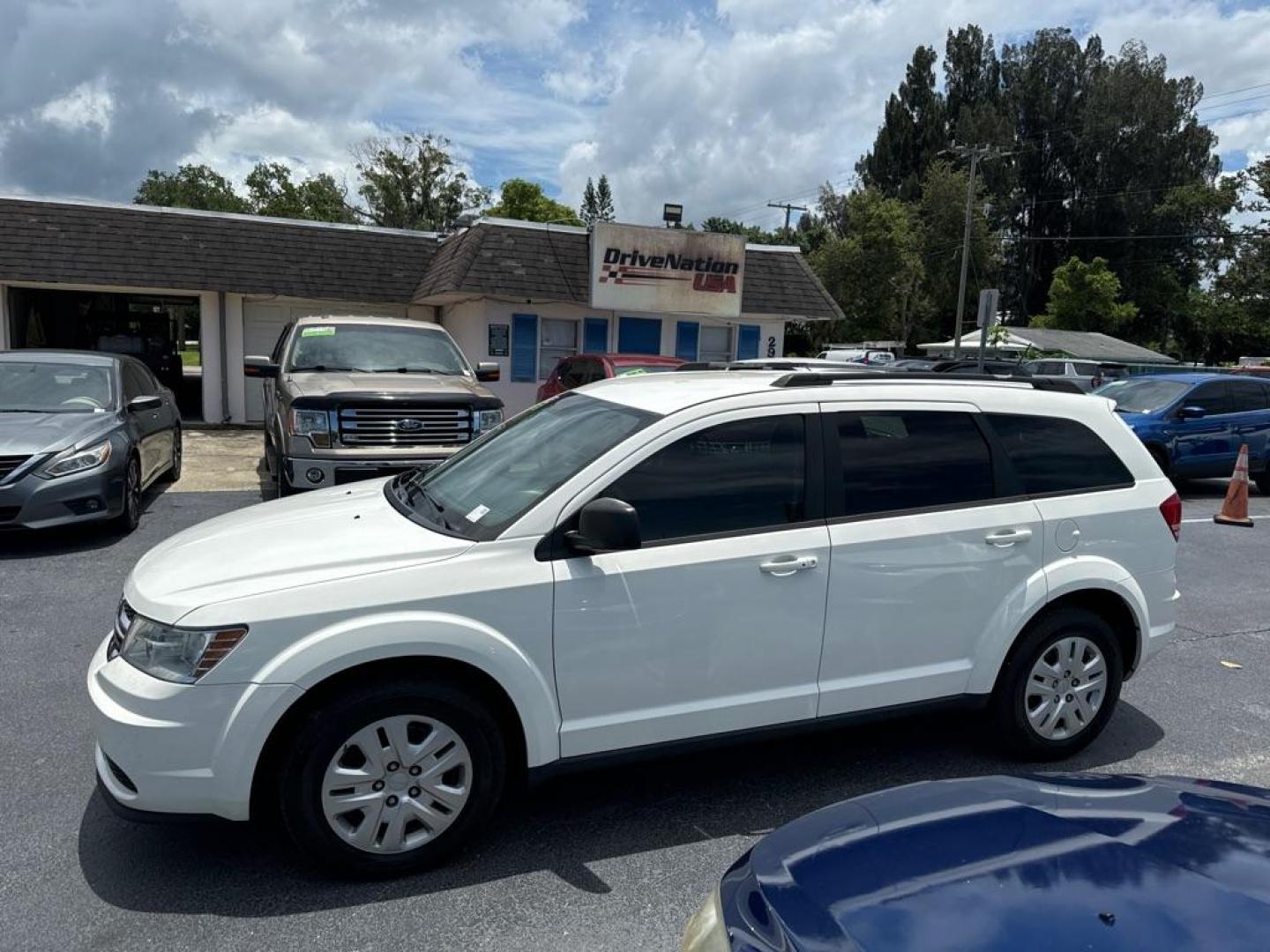 2018 WHITE DODGE JOURNEY SE (3C4PDCAB1JT) with an 2.4L engine, Automatic transmission, located at 2929 9th St. West, Bradenton, 34205, (941) 242-2810, 27.473591, -82.570679 - Photo#3