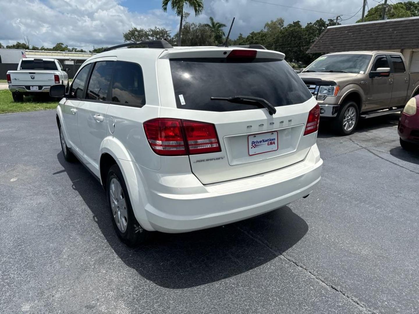 2018 WHITE DODGE JOURNEY SE (3C4PDCAB1JT) with an 2.4L engine, Automatic transmission, located at 2929 9th St. West, Bradenton, 34205, (941) 242-2810, 27.473591, -82.570679 - Photo#4