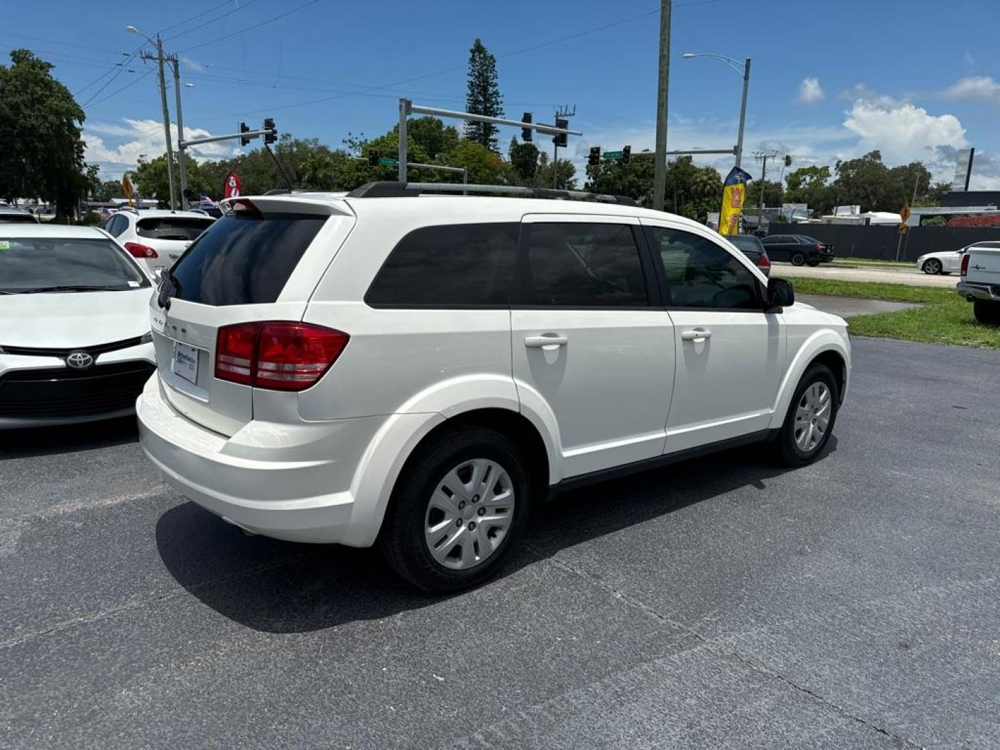 2018 WHITE DODGE JOURNEY SE (3C4PDCAB1JT) with an 2.4L engine, Automatic transmission, located at 2929 9th St. West, Bradenton, 34205, (941) 242-2810, 27.473591, -82.570679 - Photo#6