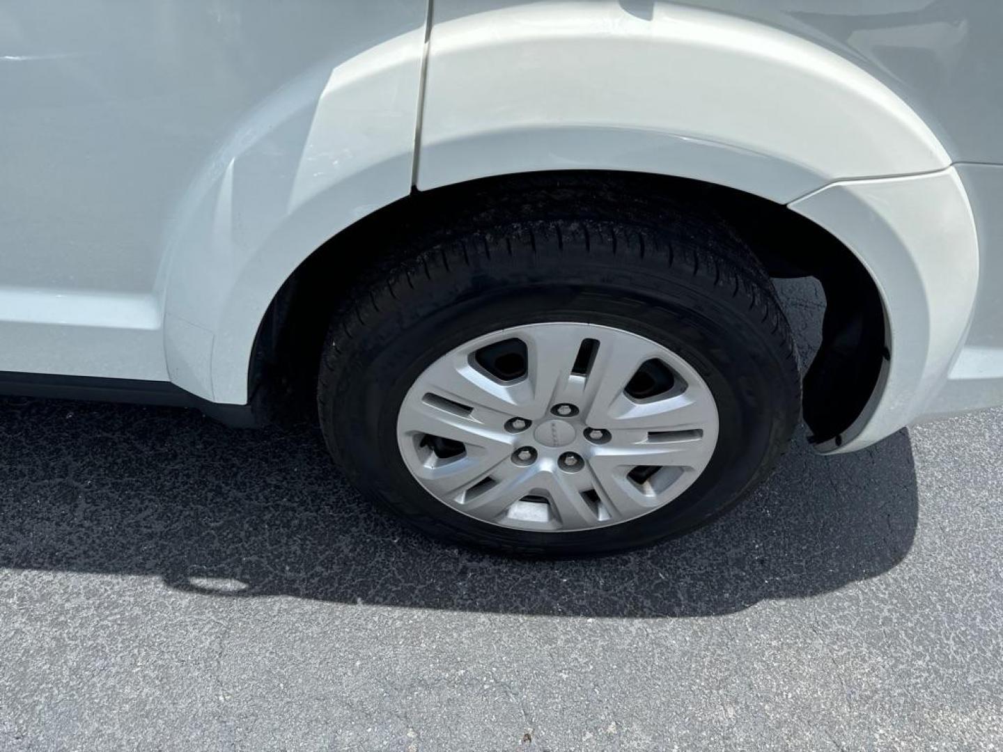 2018 WHITE DODGE JOURNEY SE (3C4PDCAB1JT) with an 2.4L engine, Automatic transmission, located at 2929 9th St. West, Bradenton, 34205, (941) 242-2810, 27.473591, -82.570679 - Photo#7