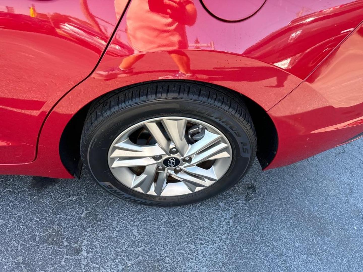 2019 RED HYUNDAI ELANTRA SEL (5NPD84LF5KH) with an 2.0L engine, Automatic transmission, located at 2929 9th St. West, Bradenton, 34205, (941) 242-2810, 27.473591, -82.570679 - Photo#8