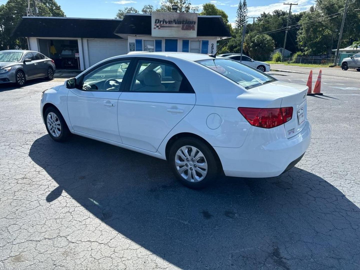 2012 WHITE KIA FORTE LX (KNAFT4A25C5) with an 2.0L engine, Automatic transmission, located at 2929 9th St. West, Bradenton, 34205, (941) 242-2810, 27.473591, -82.570679 - Thanks for inquring into DriveNation USA! All vehicles listed can be viewed at www.drivenationusa.com for vehicle history reports and additonal info. We cannot quote any terms such as down payments or monthly payments without an application. You can apply directly at www.drivenationusa.com or by con - Photo#4