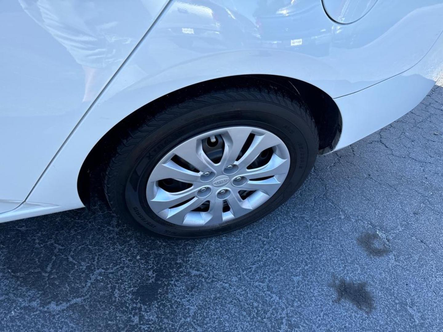 2012 WHITE KIA FORTE LX (KNAFT4A25C5) with an 2.0L engine, Automatic transmission, located at 2929 9th St. West, Bradenton, 34205, (941) 242-2810, 27.473591, -82.570679 - Thanks for inquring into DriveNation USA! All vehicles listed can be viewed at www.drivenationusa.com for vehicle history reports and additonal info. We cannot quote any terms such as down payments or monthly payments without an application. You can apply directly at www.drivenationusa.com or by con - Photo#8